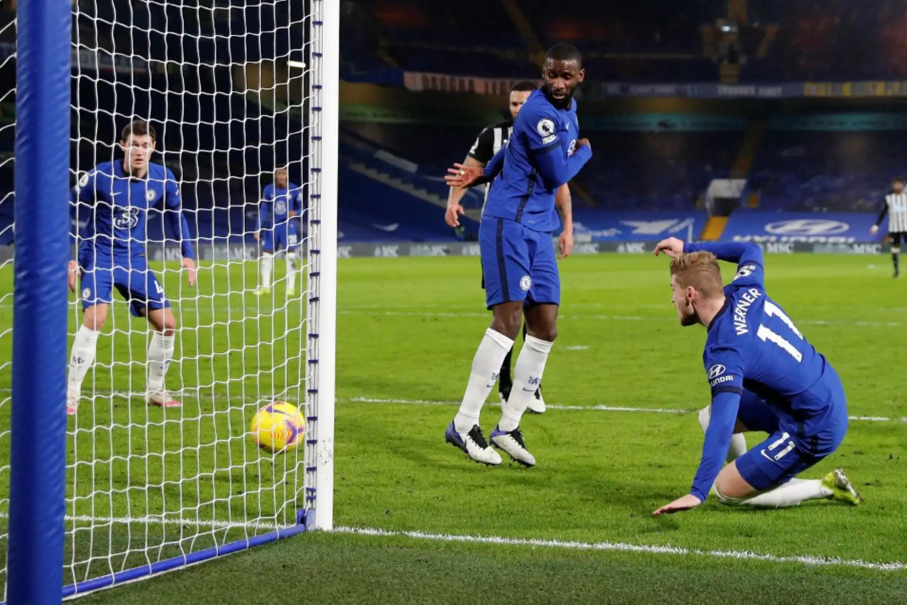 El delantero alemán del Chelsea, Timo Werner (R), anota el segundo gol de su equipo durante el partido de fútbol de la Premier League inglesa entre el Chelsea y el Newcastle United en Stamford Bridge en Londres.

Foto:AFP