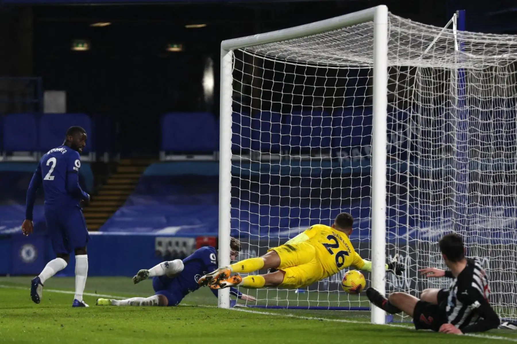 El delantero alemán del Chelsea, Timo Werner (2R), observa el balón mientras anota el segundo gol de su equipo más allá del portero inglés del Newcastle United, Karl Darlow, durante el partido de fútbol de la Premier League inglesa entre el Chelsea y el Newcastle United en Stamford Bridge en Londres.

Foto:AFP