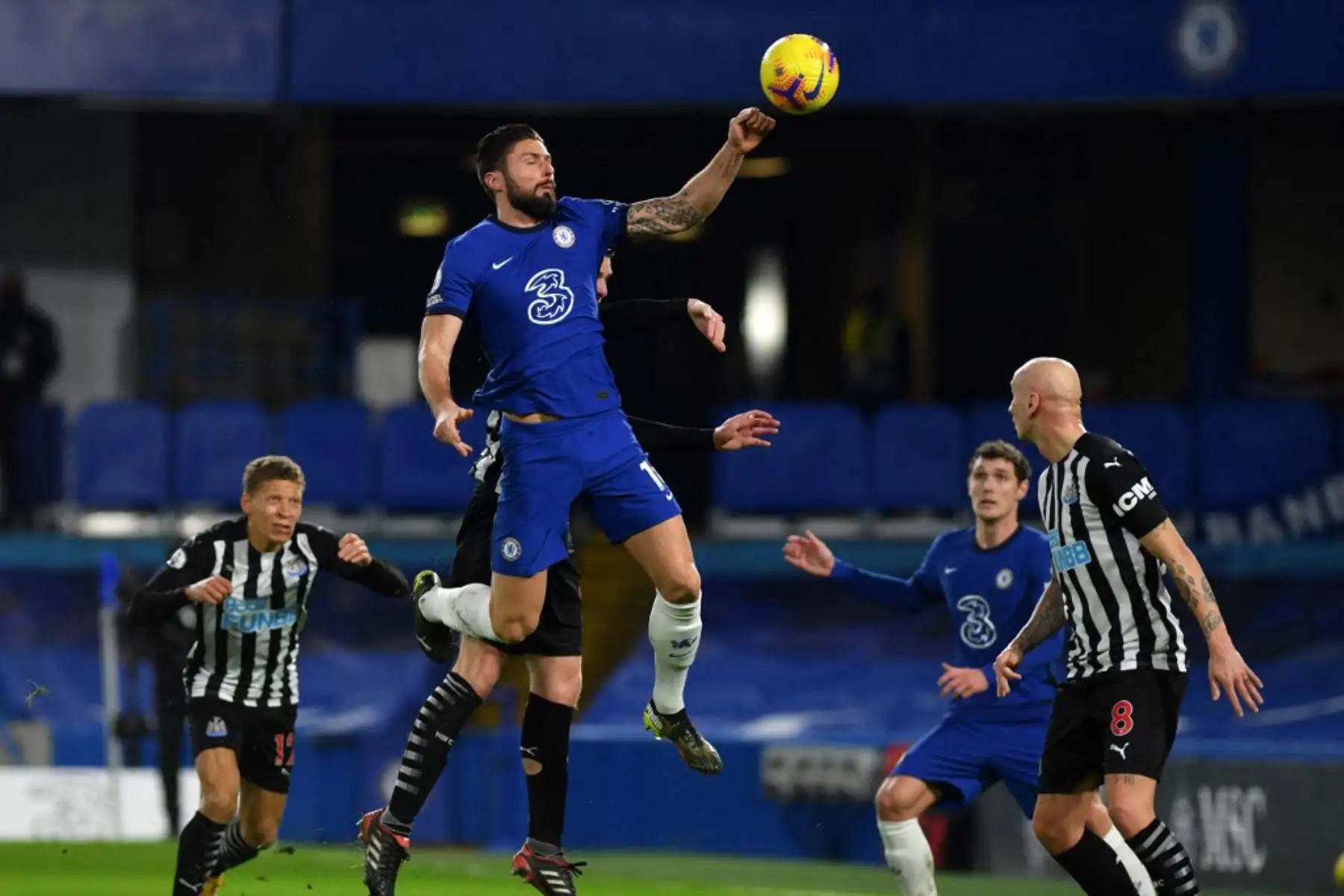 El delantero francés del Chelsea Olivier Giroud (C) compite por el balón durante el partido de fútbol de la Premier League inglesa entre el Chelsea y el Newcastle United en Stamford Bridge en Londres.

Foto:AFP