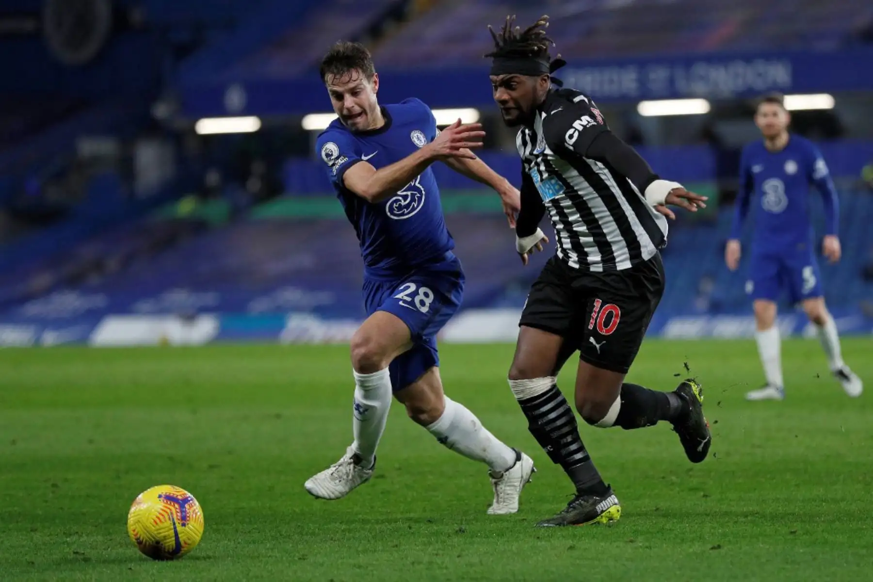 El defensa español del Chelsea, César Azpilicueta (L), compite con el mediocampista francés del Newcastle United, Allan Saint-Maximin, durante el partido de fútbol de la Premier League inglesa entre el Chelsea y el Newcastle United en Stamford Bridge en Londres.

Foto:AFP