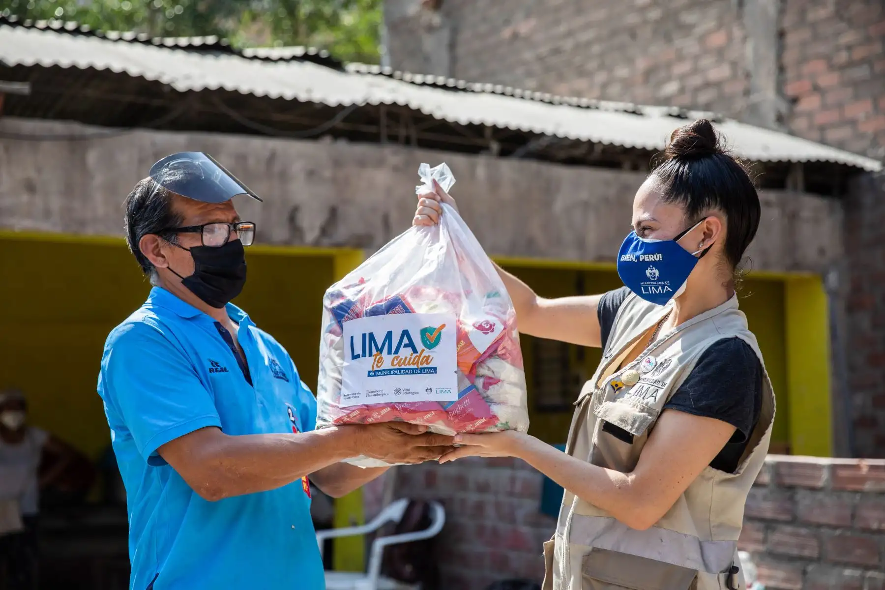 La Municipalidad de Lima realizó la donación de canastas en el local comunal de Nuevo Perú en San Juan de Lurigancho a beneficio de vecinos de bajos recursos económicos. Foto: MML