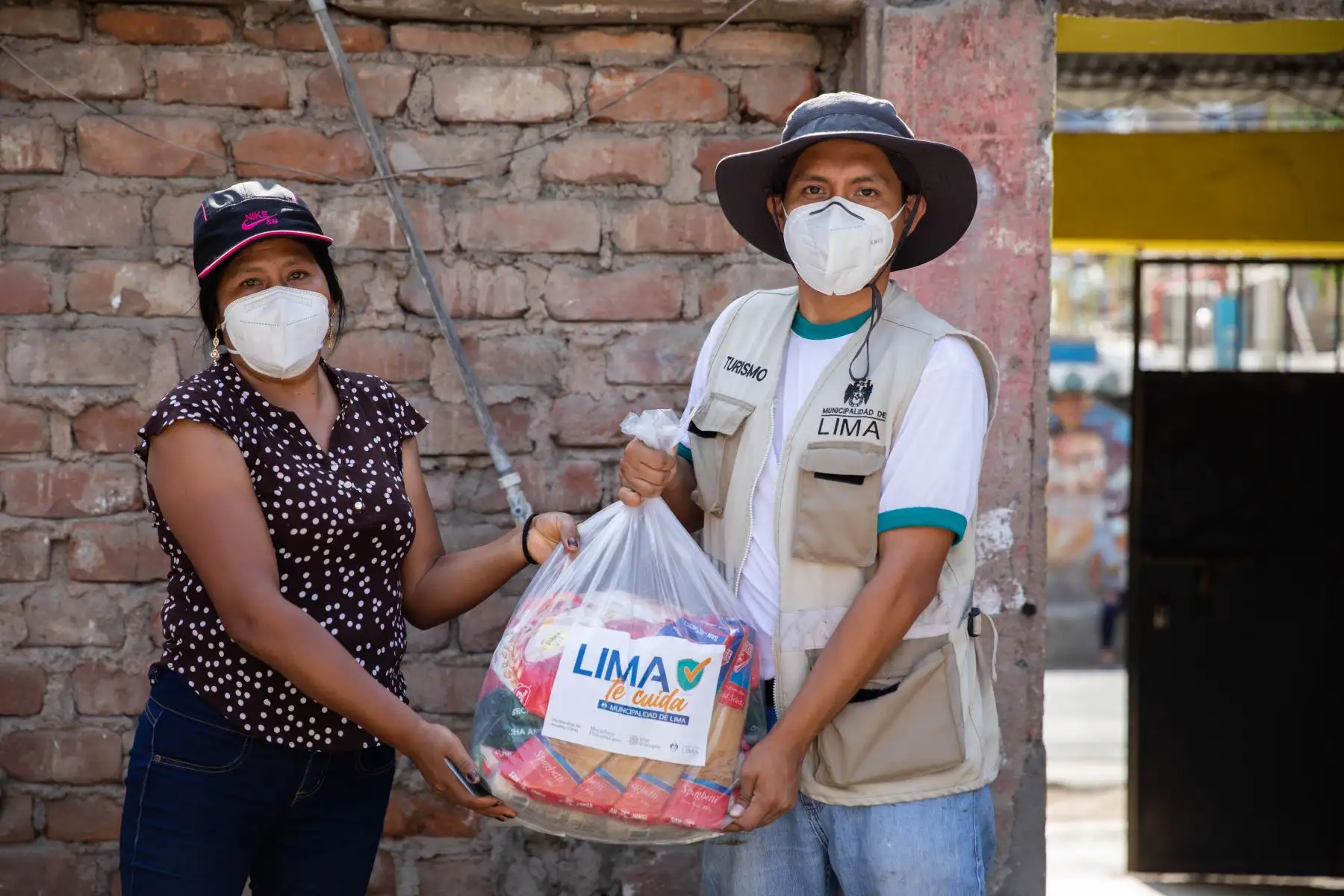 La Municipalidad de Lima realizó la donación de canastas en el local comunal de Nuevo Perú en San Juan de Lurigancho a beneficio de vecinos de bajos recursos económicos. Foto: MML