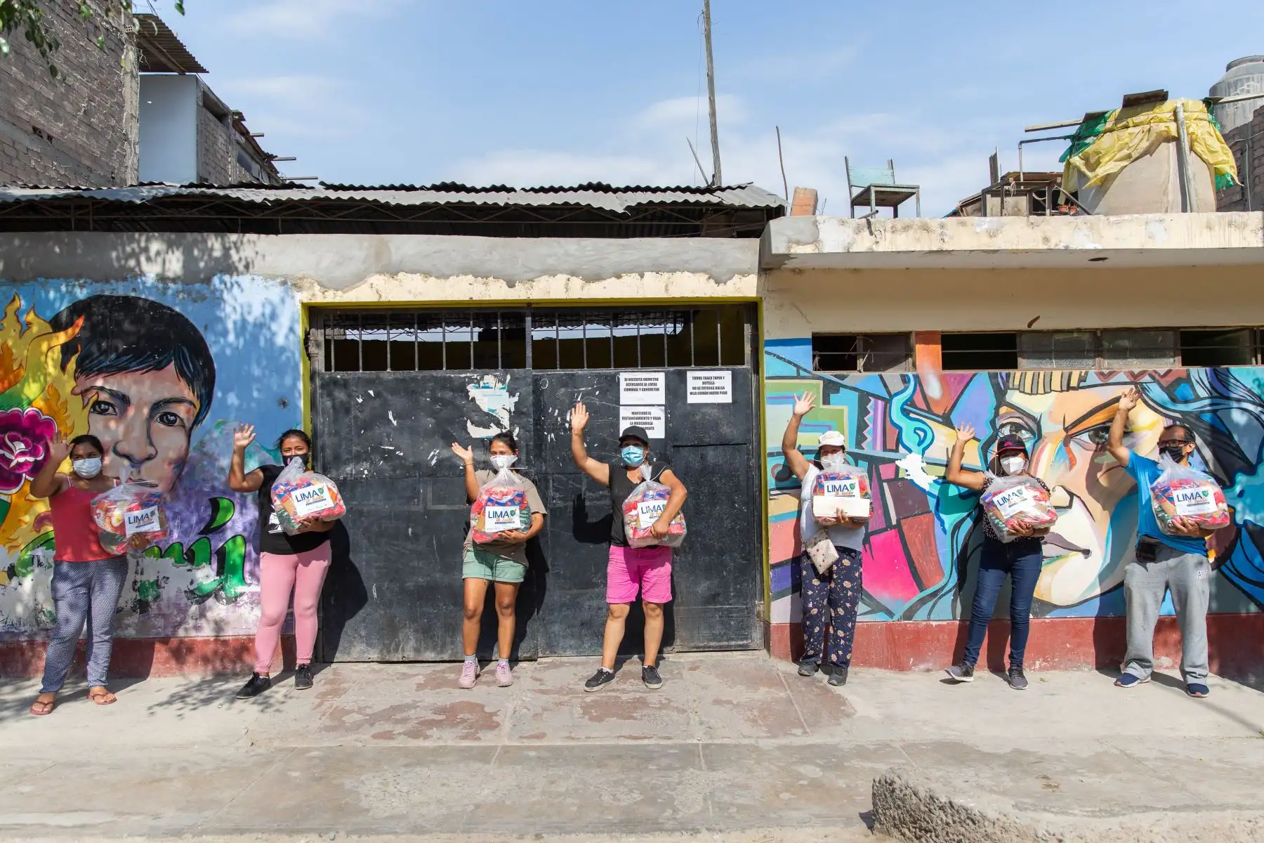 La Municipalidad de Lima realizó la donación de canastas en el local comunal de Nuevo Perú en San Juan de Lurigancho a beneficio de vecinos de bajos recursos económicos. Foto: MML