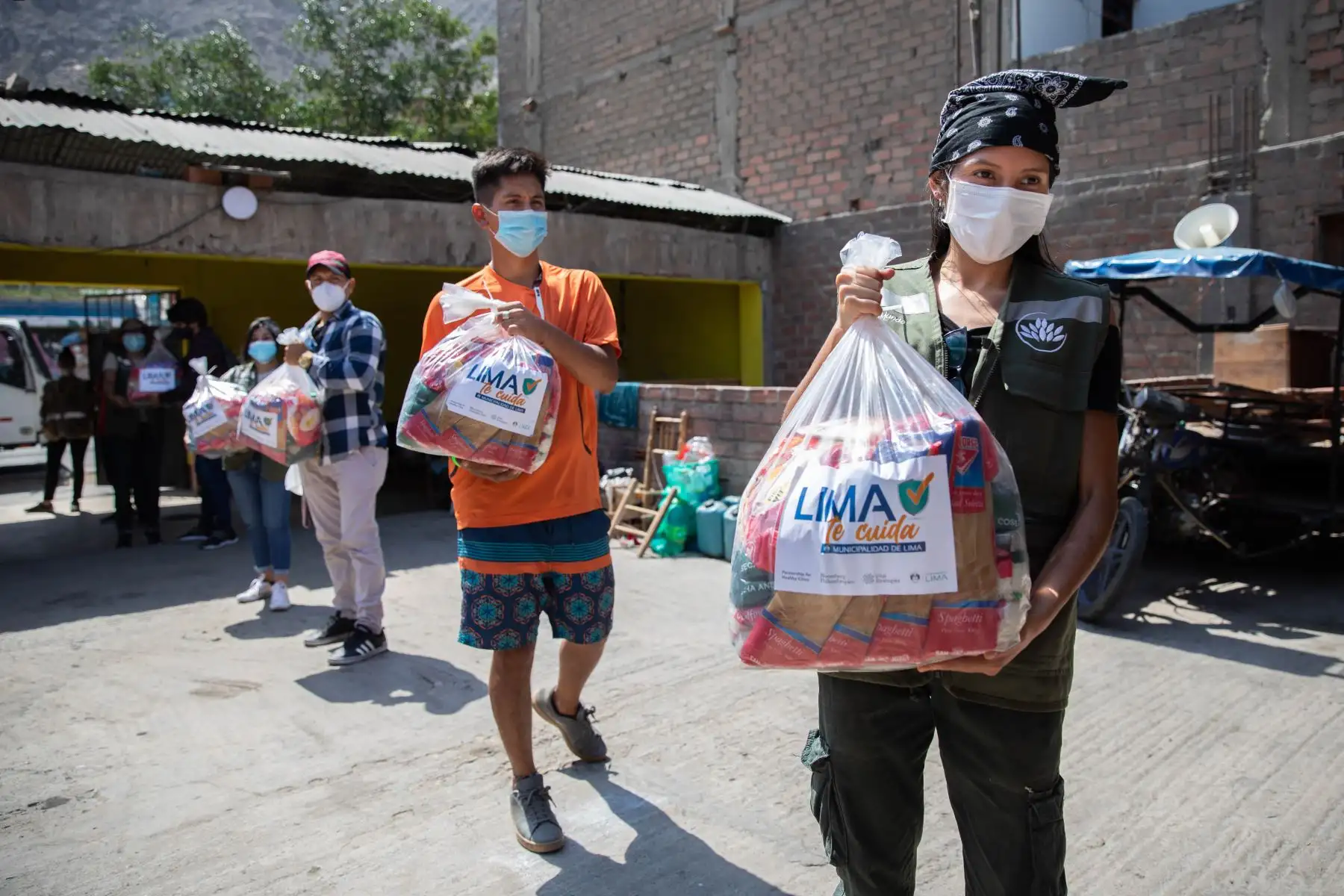 La Municipalidad de Lima realizó la donación de canastas en el local comunal de Nuevo Perú en San Juan de Lurigancho a beneficio de vecinos de bajos recursos económicos. Foto: MML