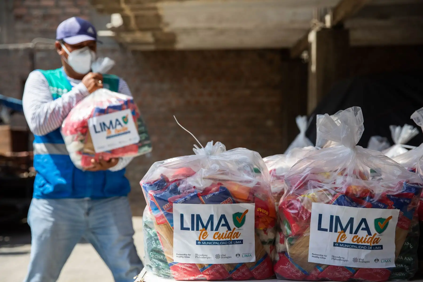 La Municipalidad de Lima realizó la donación de canastas en el local comunal de Nuevo Perú en San Juan de Lurigancho a beneficio de vecinos de bajos recursos económicos. Foto: MML