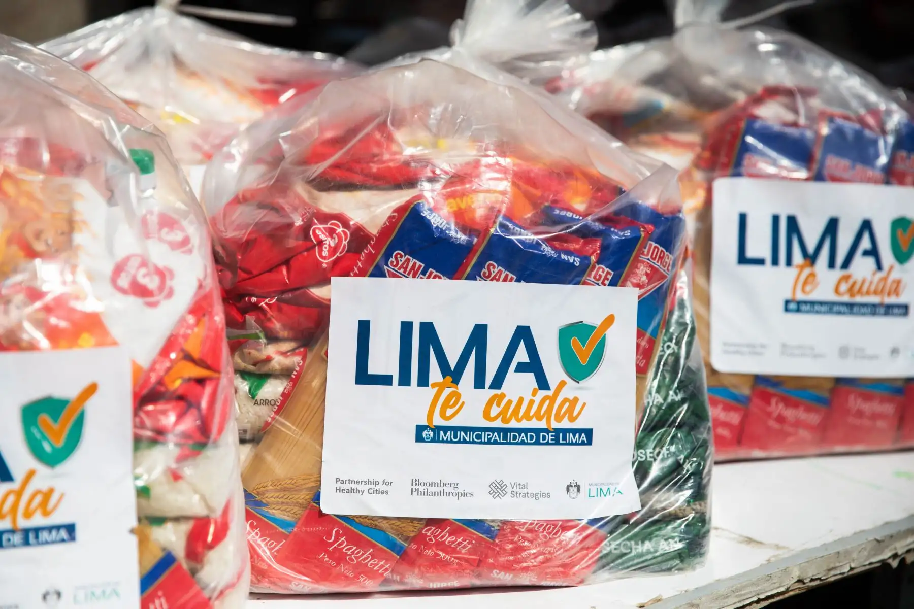 La Municipalidad de Lima realizó la donación de canastas en el local comunal de Nuevo Perú en San Juan de Lurigancho a beneficio de vecinos de bajos recursos económicos. Foto: MML