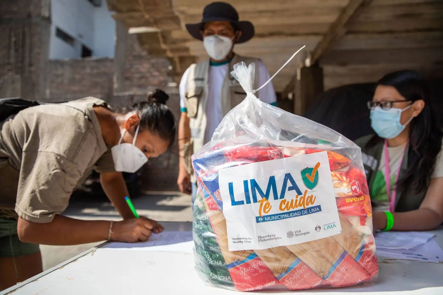 La Municipalidad de Lima realizó la donación de canastas en el local comunal de Nuevo Perú en San Juan de Lurigancho a beneficio de vecinos de bajos recursos económicos. Foto: MML