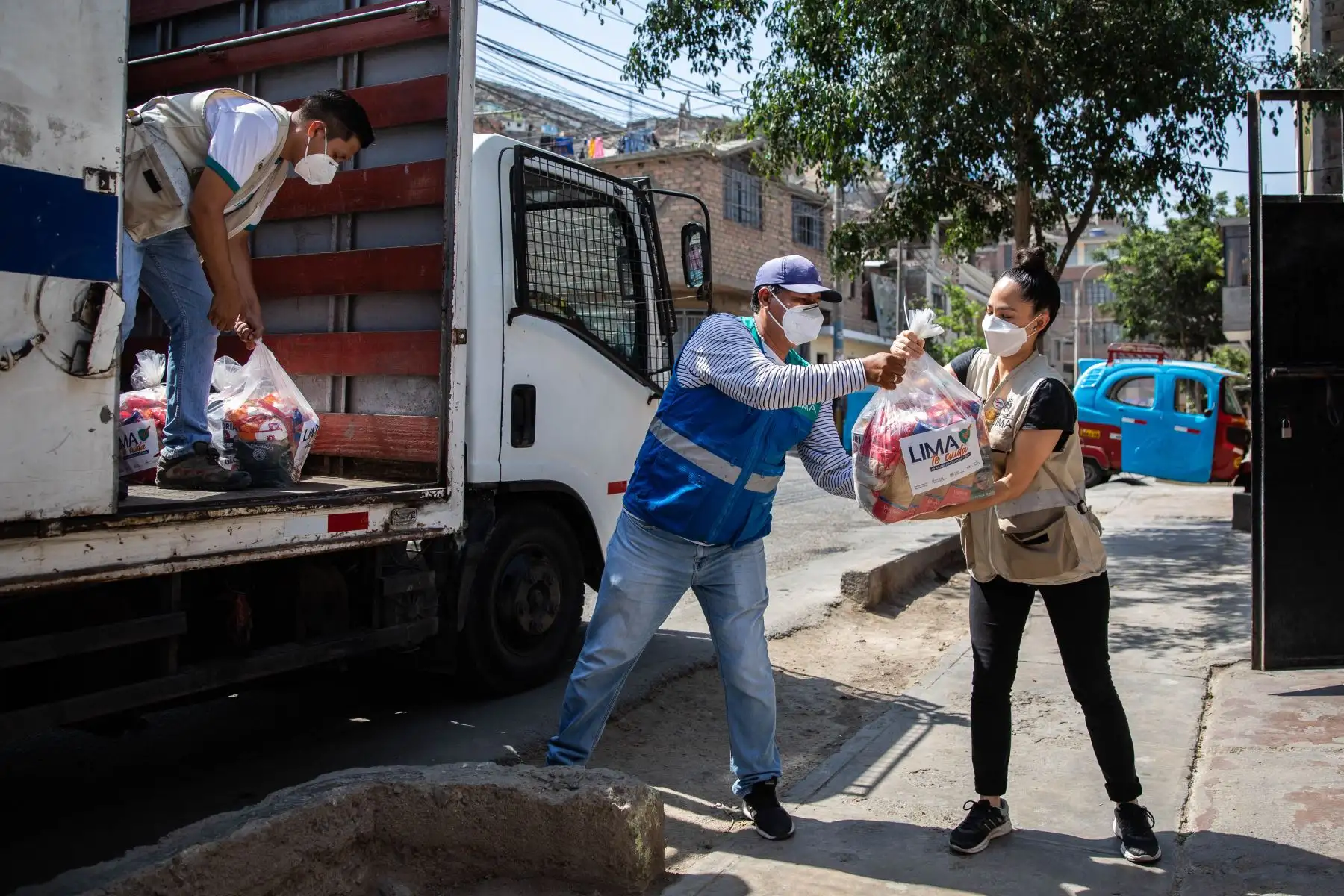 La Municipalidad de Lima realizó la donación de canastas en el local comunal de Nuevo Perú en San Juan de Lurigancho a beneficio de vecinos de bajos recursos económicos. Foto: MML
