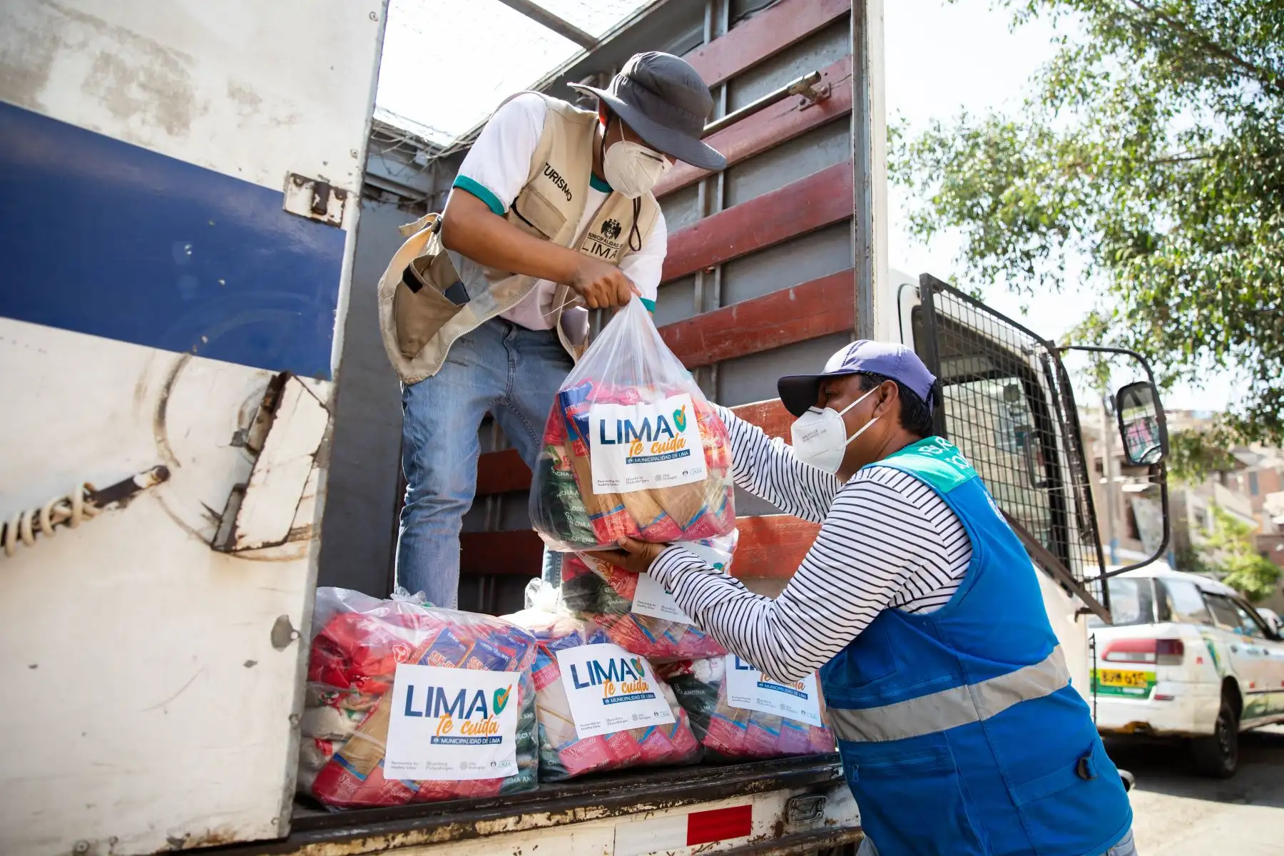 La Municipalidad de Lima realizó la donación de canastas en el local comunal de Nuevo Perú en San Juan de Lurigancho a beneficio de vecinos de bajos recursos económicos. Foto: MML
