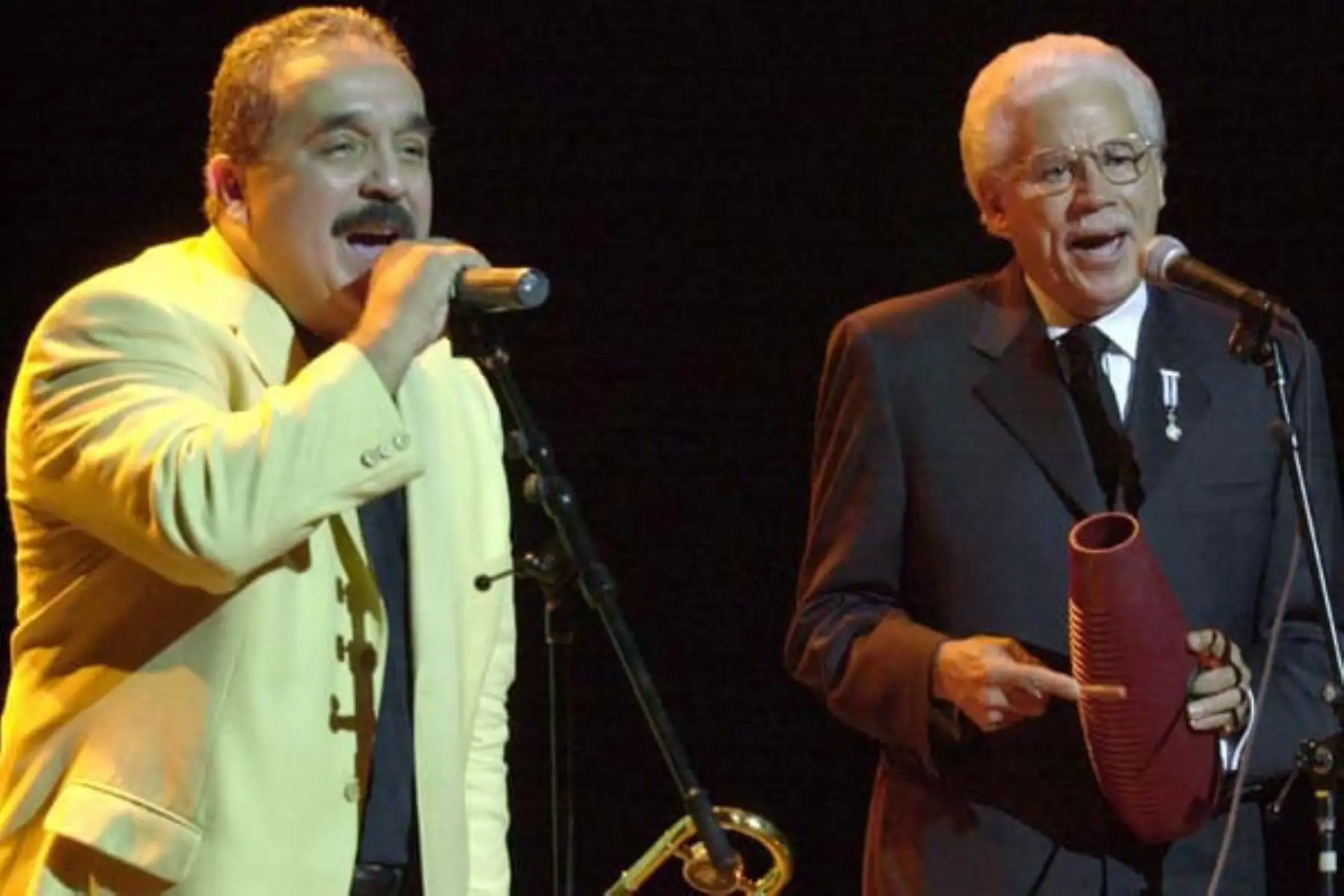 Willy Colon acompaña a Jhony Pacheco, fundador de Fania Records.
Foto: Facebook