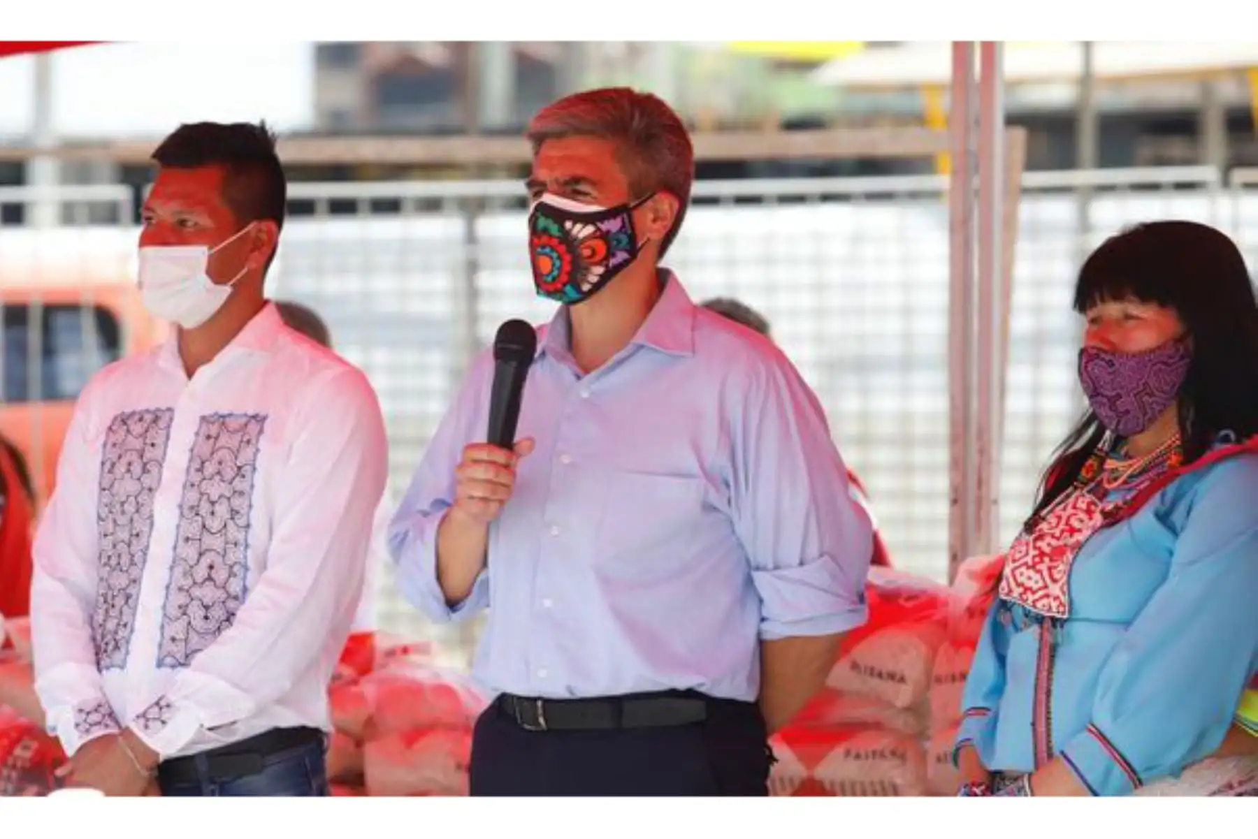 El ministro de Cultura, Alejandro Neyra participó en la entrega de más de tres toneladas de alimentos de primera necesidad para las asociaciones indígenas de Cantagallo. Foto: ANDINA/Ministerio de Cultura