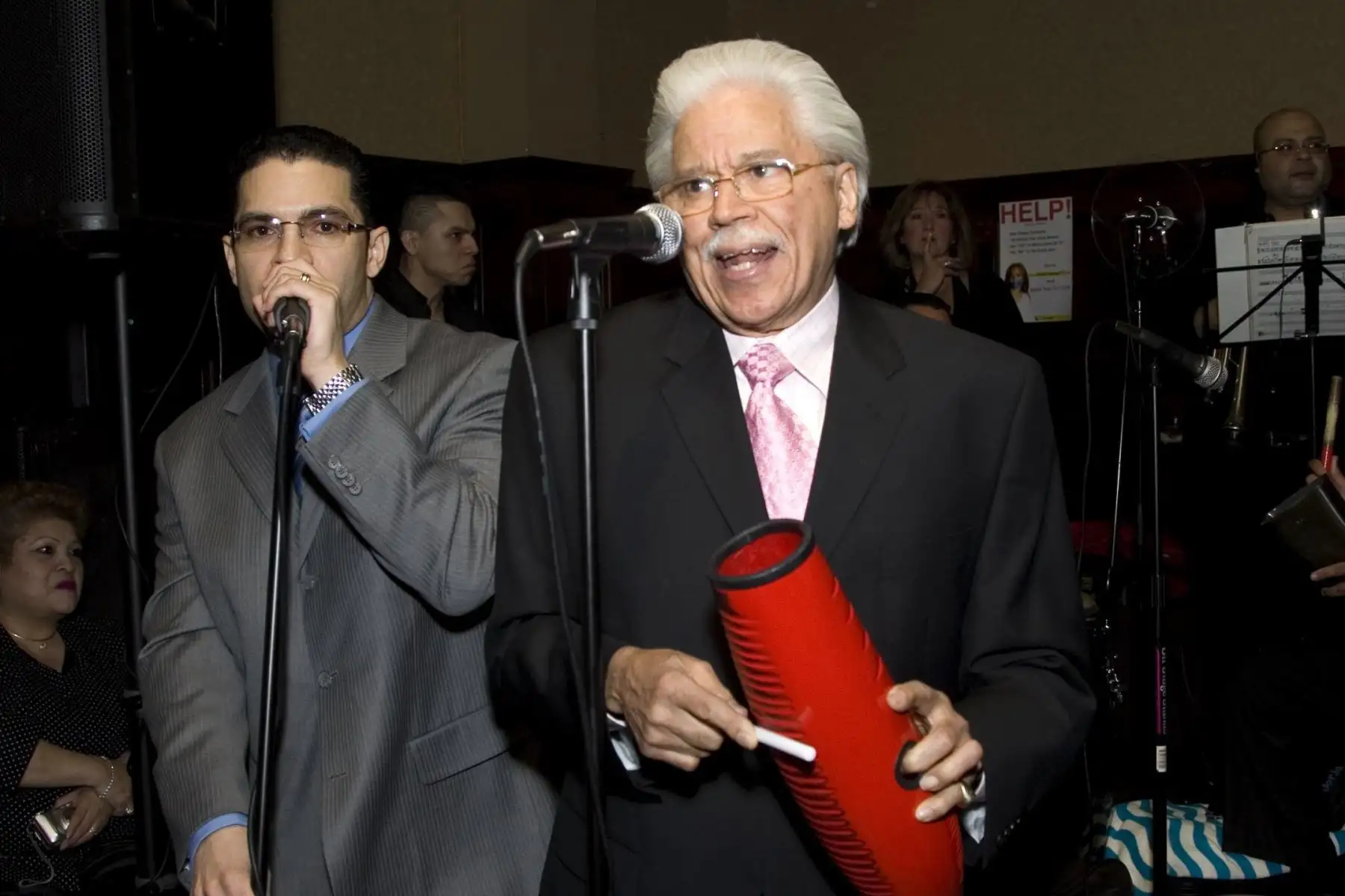 Fotografía de archivo fechada el 27 de marzo de 2008 que muestra al músico y director de orquesta dominicano Johnny Pacheco durante la celebración de su 73 cumpleaños con un concierto ante más de 300 invitados y seguidores en un bar de Nueva York.
Foto: EFE