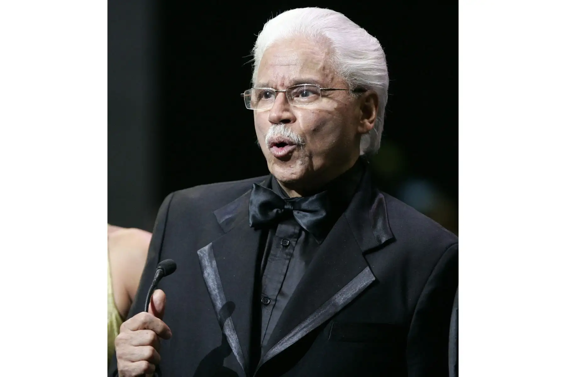 Fotografía de archivo fechada el 24 de marzo de 2009 que muestra al músico y director de orquesta dominicano Johnny Pacheco mientras habla tras recibir el premio "Soberano", durante la ceremonia de entrega de los Premios Casandra en Santo Domingo (República Dominicana). 
Foto: EFE