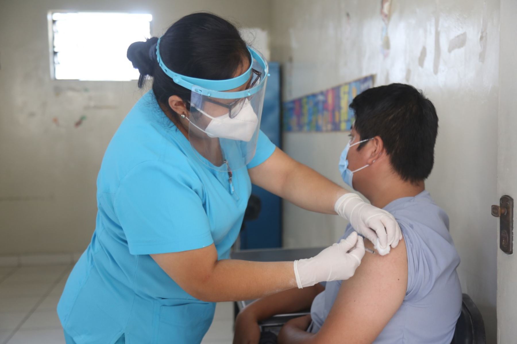 El proceso de inmunización empezó el mismo día de la llegada de la vacuna Sinopharm, el 10 de febrero, en el Hospital Regional Docente de Trujillo. Foto: ANDINA/Difusión