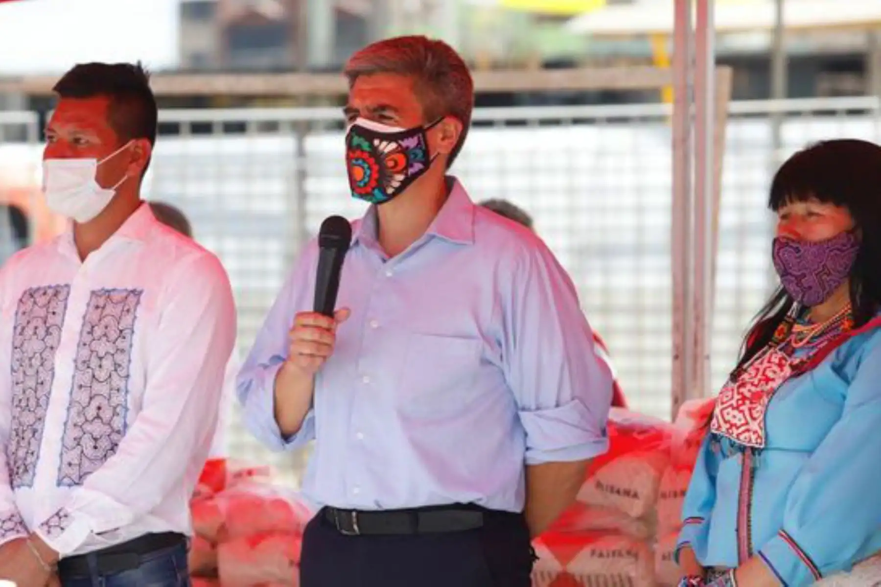 Ministro de Cultura, Alejandro Neyra Sánchez, participa en la entrega de alimentos de primera necesidad, que beneficiarán a 2,000 ciudadanos del pueblo indígena Shipibo-Konibo de Cantagallo, en el distrito limeño del Rímac, en el marco de la emergencia sanitaria declarada por la covid-19.
Foto: Mincul