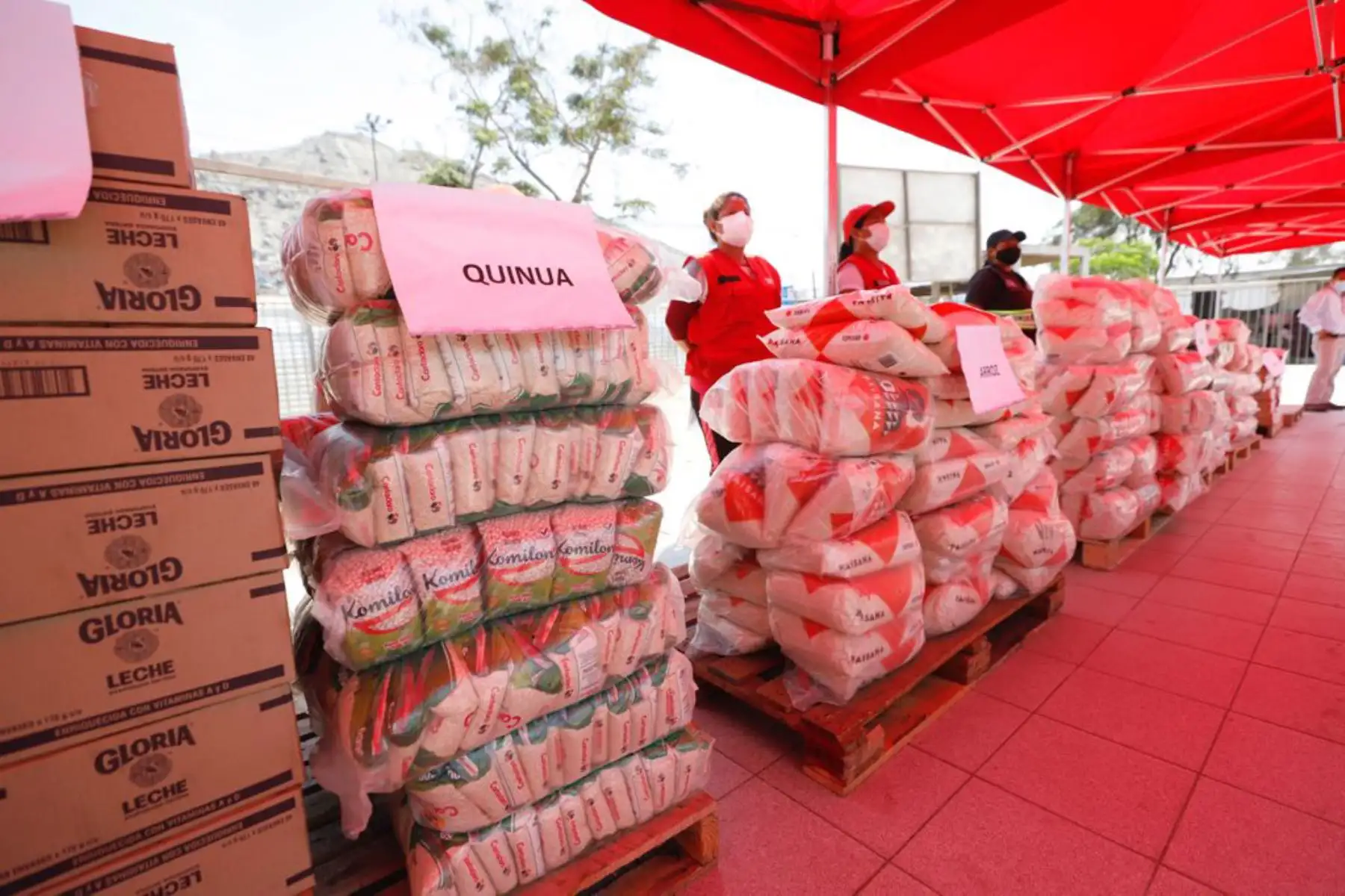 Ministro de Cultura, Alejandro Neyra Sánchez, participa en la entrega de alimentos de primera necesidad, que beneficiarán a 2,000 ciudadanos del pueblo indígena Shipibo-Konibo de Cantagallo, en el distrito limeño del Rímac, en el marco de la emergencia sanitaria declarada por la covid-19.
Foto: Mincul