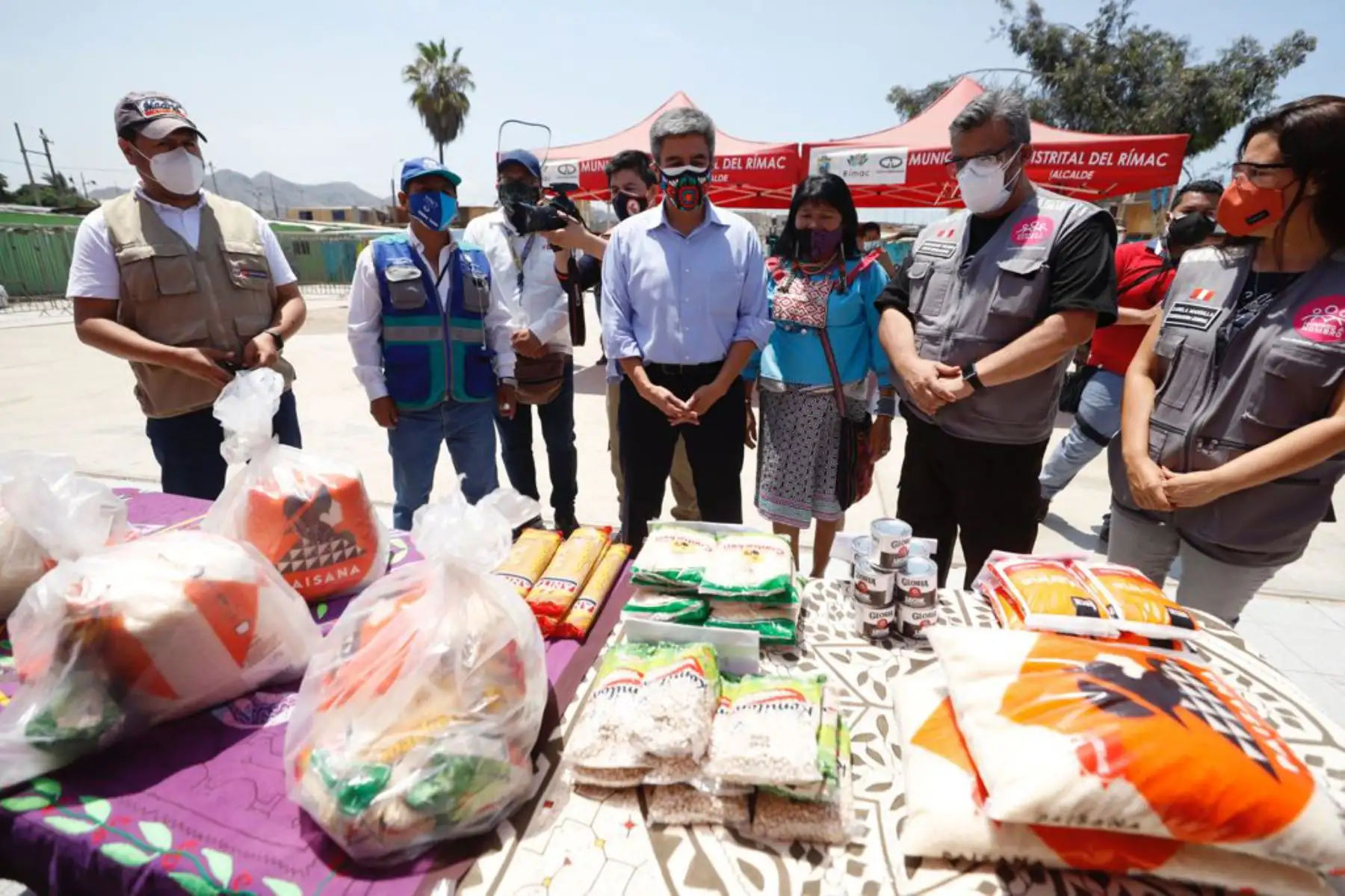 Ministro de Cultura, Alejandro Neyra Sánchez, participa en la entrega de alimentos de primera necesidad, que beneficiarán a 2,000 ciudadanos del pueblo indígena Shipibo-Konibo de Cantagallo, en el distrito limeño del Rímac, en el marco de la emergencia sanitaria declarada por la covid-19.
Foto: Mincul