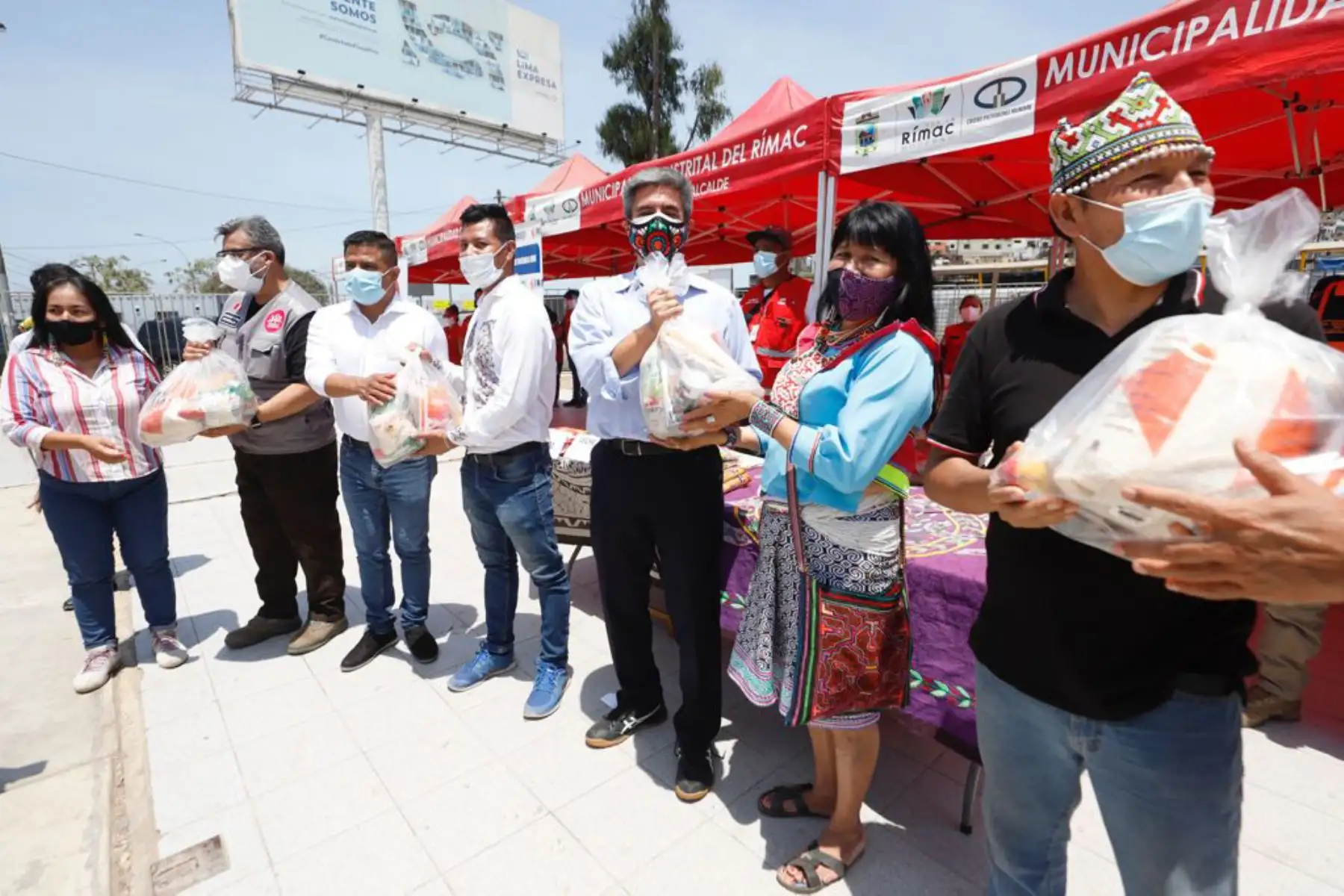 Ministro de Cultura, Alejandro Neyra Sánchez, participa en la entrega de alimentos de primera necesidad, que beneficiarán a 2,000 ciudadanos del pueblo indígena Shipibo-Konibo de Cantagallo, en el distrito limeño del Rímac, en el marco de la emergencia sanitaria declarada por la covid-19.
Foto: Mincul
