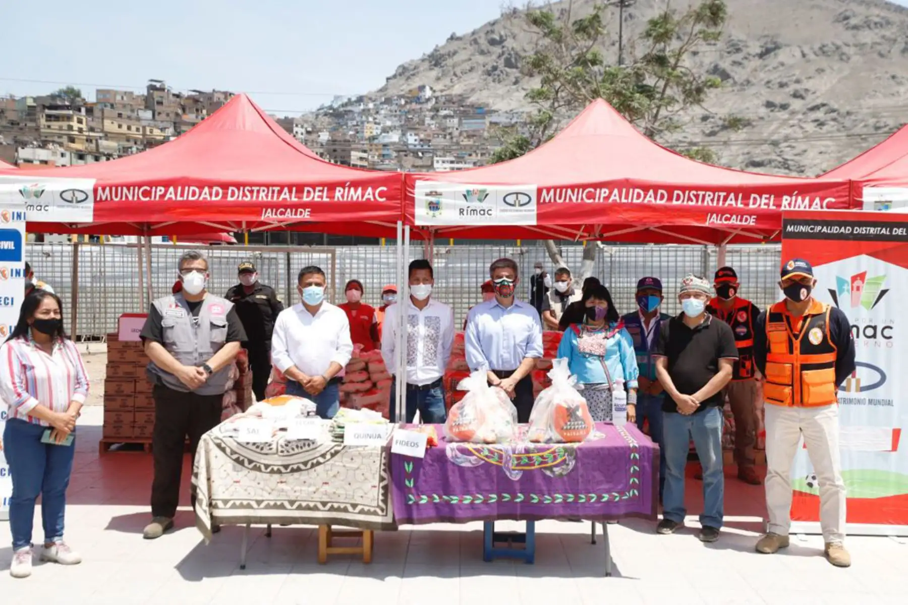Ministro de Cultura, Alejandro Neyra Sánchez, participa en la entrega de alimentos de primera necesidad, que beneficiarán a 2,000 ciudadanos del pueblo indígena Shipibo-Konibo de Cantagallo, en el distrito limeño del Rímac, en el marco de la emergencia sanitaria declarada por la covid-19.
Foto: Mincul