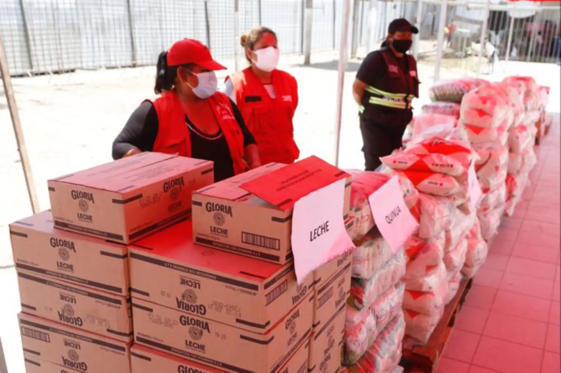 Ministro de Cultura, Alejandro Neyra Sánchez, participa en la entrega de alimentos de primera necesidad, que beneficiarán a 2,000 ciudadanos del pueblo indígena Shipibo-Konibo de Cantagallo, en el distrito limeño del Rímac, en el marco de la emergencia sanitaria declarada por la covid-19.
Foto: Mincul