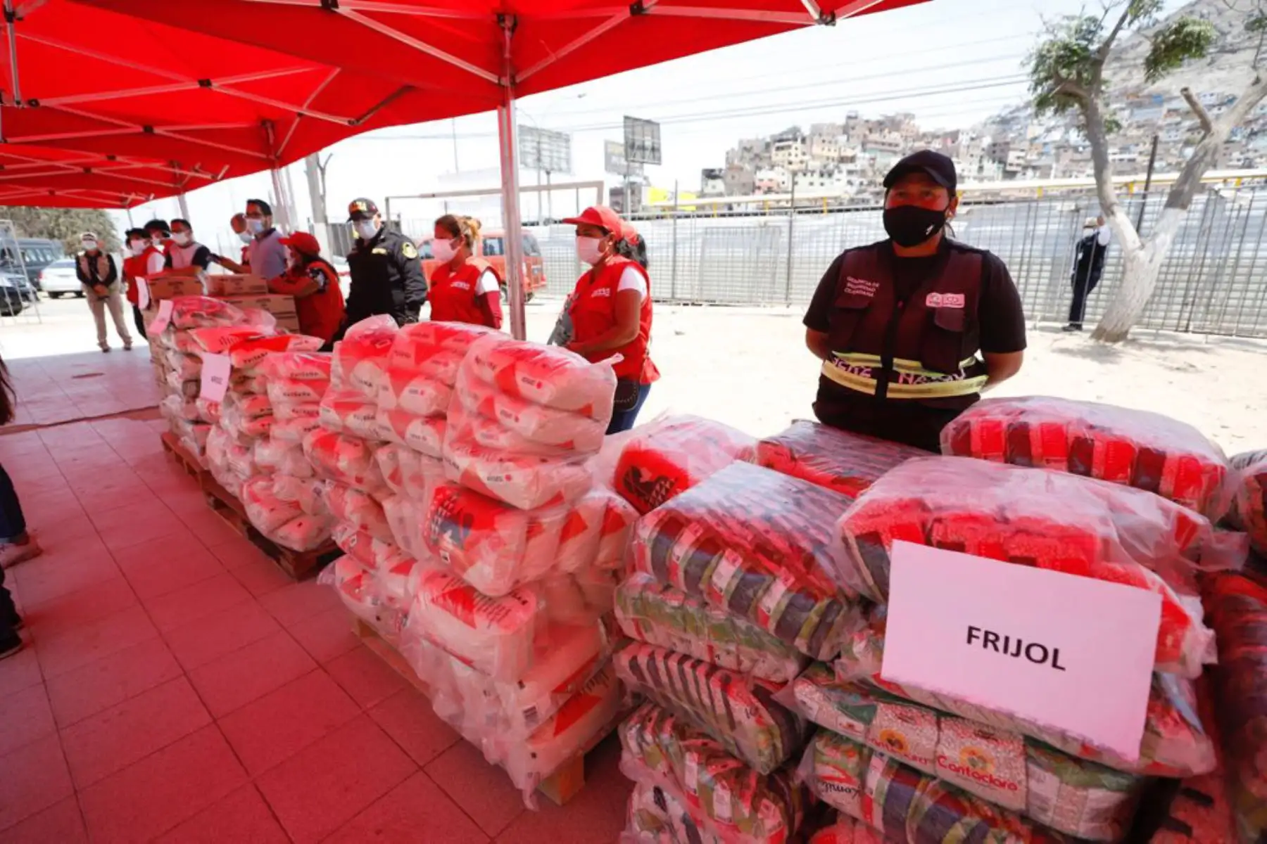 Ministro de Cultura, Alejandro Neyra Sánchez, participa en la entrega de alimentos de primera necesidad, que beneficiarán a 2,000 ciudadanos del pueblo indígena Shipibo-Konibo de Cantagallo, en el distrito limeño del Rímac, en el marco de la emergencia sanitaria declarada por la covid-19.
Foto: Mincul
