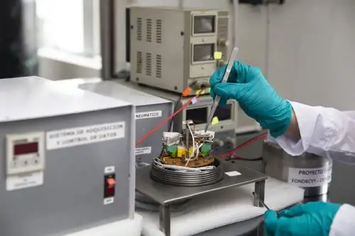 La nariz electrónica permite la detección de diversos componentes volátiles que forman parte del aroma de alimentos, bebidas o de un determinado compuesto.(Fotos: PUCP)