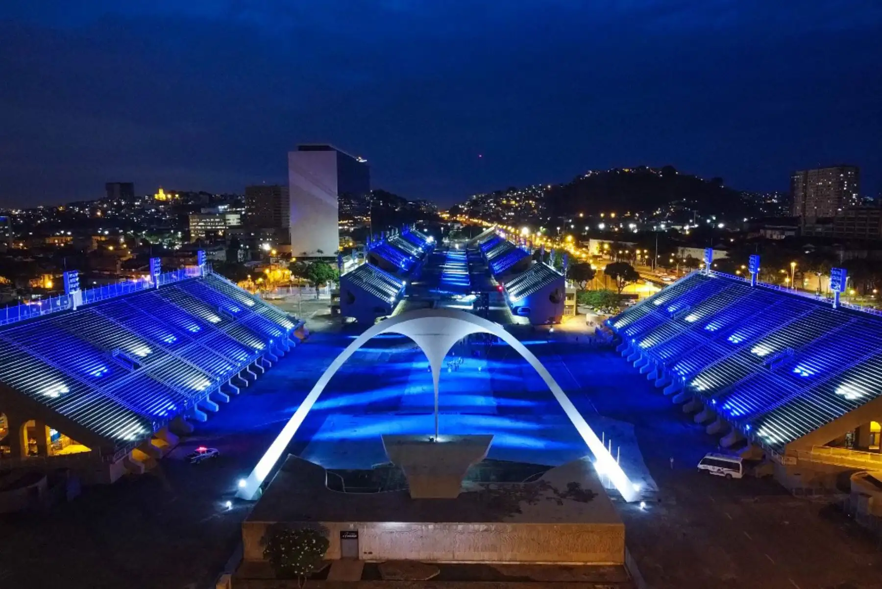 Un conjunto de luces de colores ilumina la avenida Marqués de Sapucai, conocida como Passarela do Samba, en Río de Janeiro, Brasil.  El espectáculo de luces es un homenaje a las escuelas de samba de Río de Janeiro que no realizarán el desfile de carnaval debido a la pandemia de coronavirus en Brasil.

Foto: AFP
