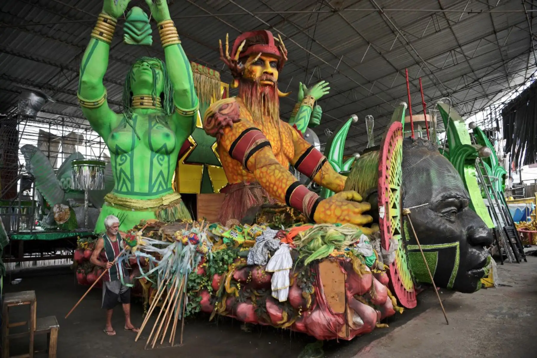El cuidador Walel trabaja organizando partes de las carrozas del carnaval del año pasado en el almacén de la escuela de samba Imperio di Tijaca, exactamente enfrente del lugar del Sambódromo en Río de Janeiro. Carrozas rotas del mundialmente famoso carnaval de Río 2020 siguen en los mismos almacenes por haber sido cancelado debido a la pandemia de covid-19.

Foto:AFP