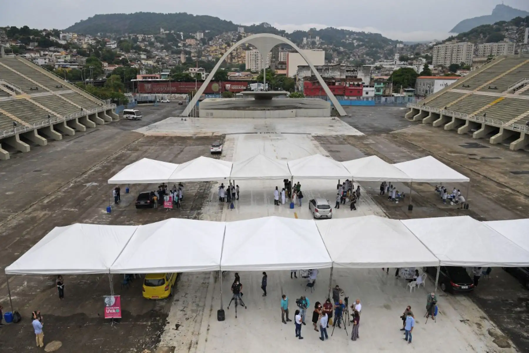 Los trabajadores de la salud esperan para administrar dosis de la vacuna Coronavac a pacientes ancianos en un punto de vacunación en el lugar del Carnaval de Río Sambódromo, Río de Janeiro, Brasil.

Foto:AFP