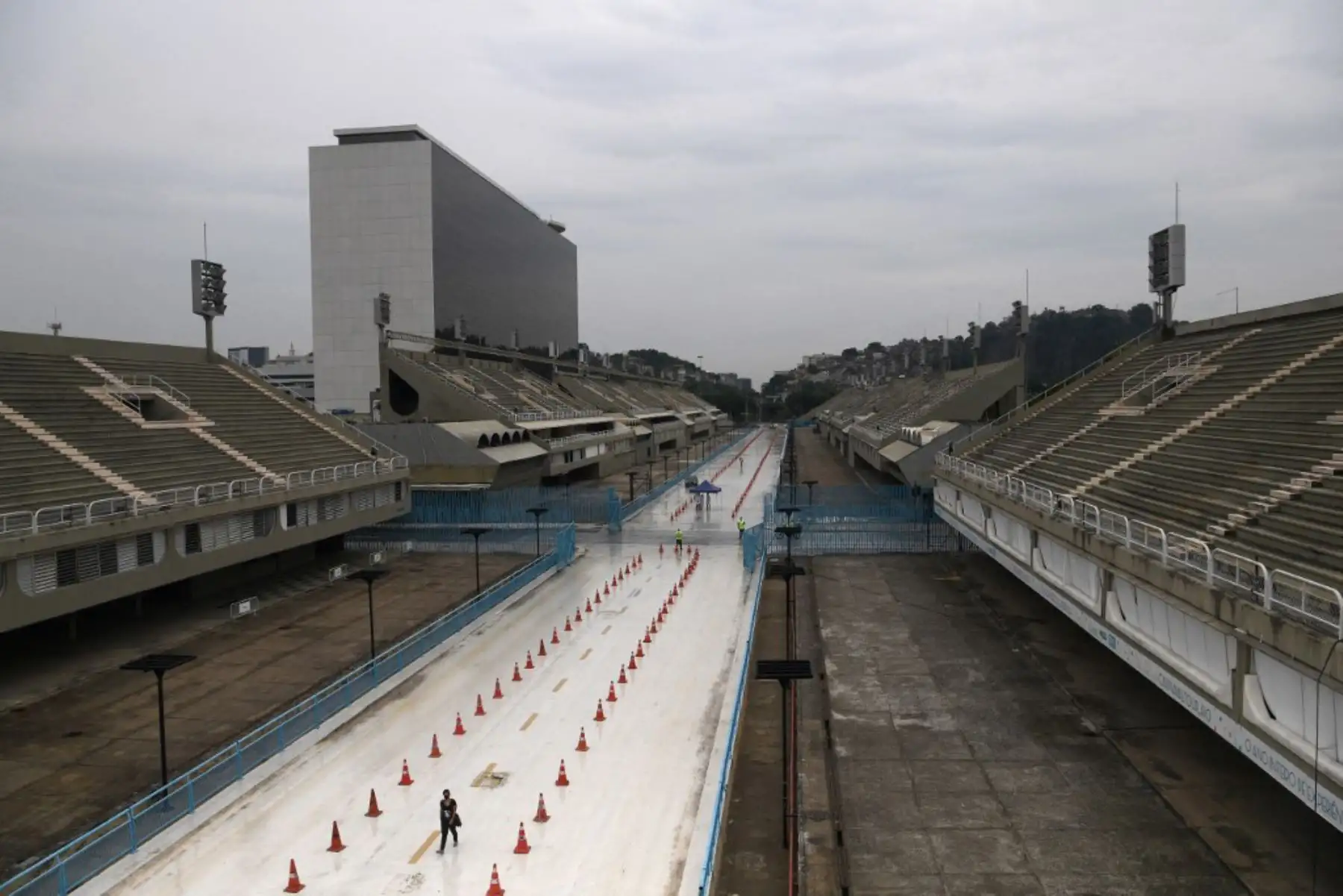 Vista del recinto vacío del Sambódromo en el fin de semana anual de carnaval, cancelado debido a la pandemia de covid-19, en Río de Janeiro.

Foto:AFP