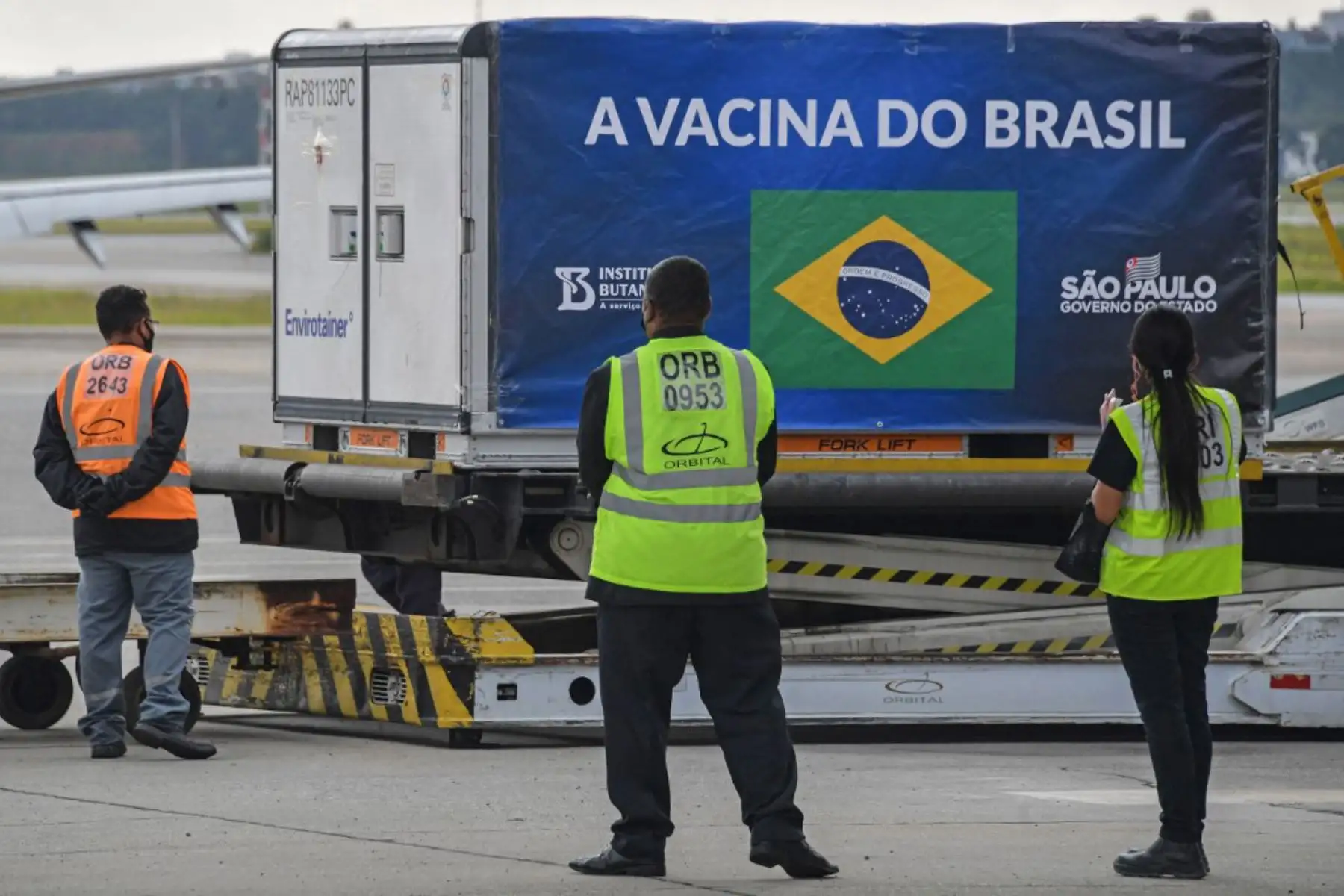 Descarga de contenedores con dosis de la vacuna Coronavac desde un avión de carga en el Aeropuerto Internacional de Guarulhos, en Sao Paulo, Brasil. La campaña de vacunación contra covid-19 que comenzó hace un mes en Brasil se ha visto obstaculizada por la falta de dosis disponibles y la falta de coordinación nacional del gobierno de Bolsonaro.

Foto:AFP
