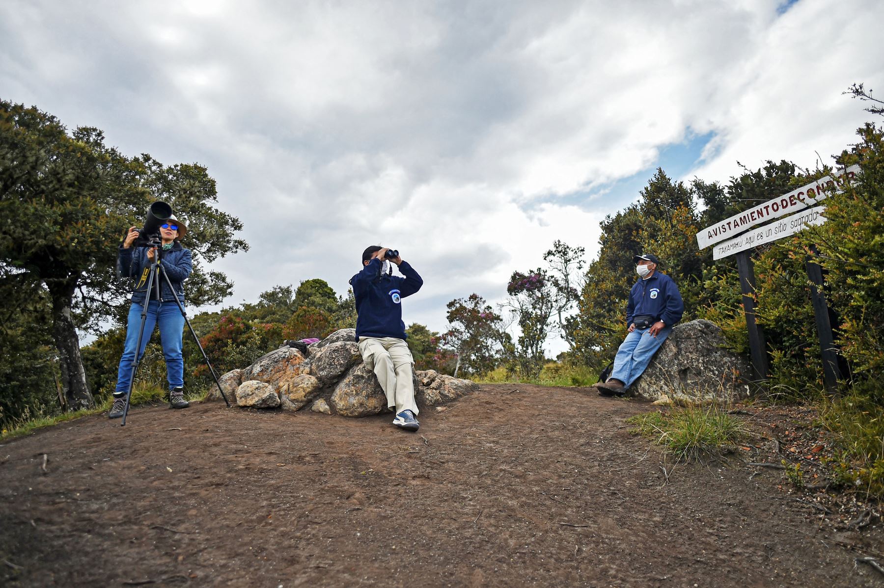 Un grupo de observadores participa en el censo nacional de cóndores andinos, en el Parque Nacional Natural Purace en Purace, Colombia. Foto: AFP