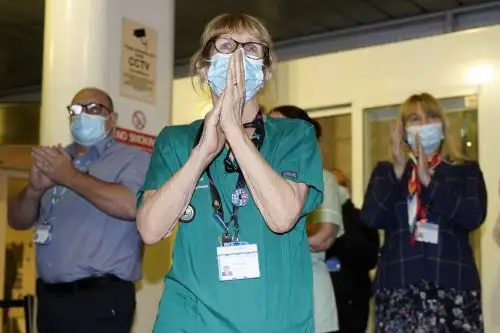 Las autoridades sanitarias confían en que todos los mayores de 50 años hayan recibido la primera dosis para finales de abril. Foto: AFP