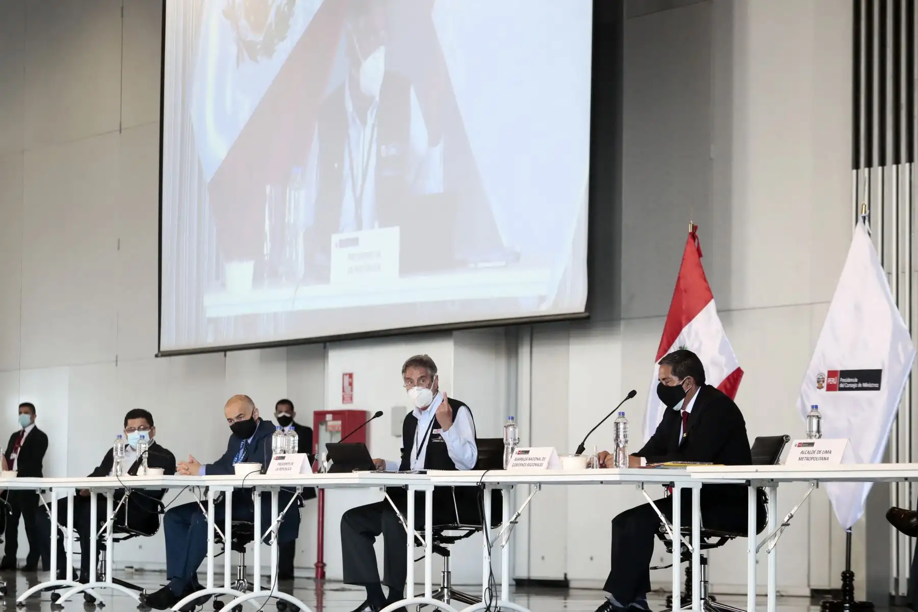 El presidente de la República, Francisco Sagasti, preside la reunión del Gore Ejecutivo, espacio de articulación entre ministros de Estado y gobernadores regionales para consensuar acciones en beneficio de los ciudadanos y sus territorios por la emergencia sanitaria de la covid-19. Foto: ANDINA/Prensa Presidencia