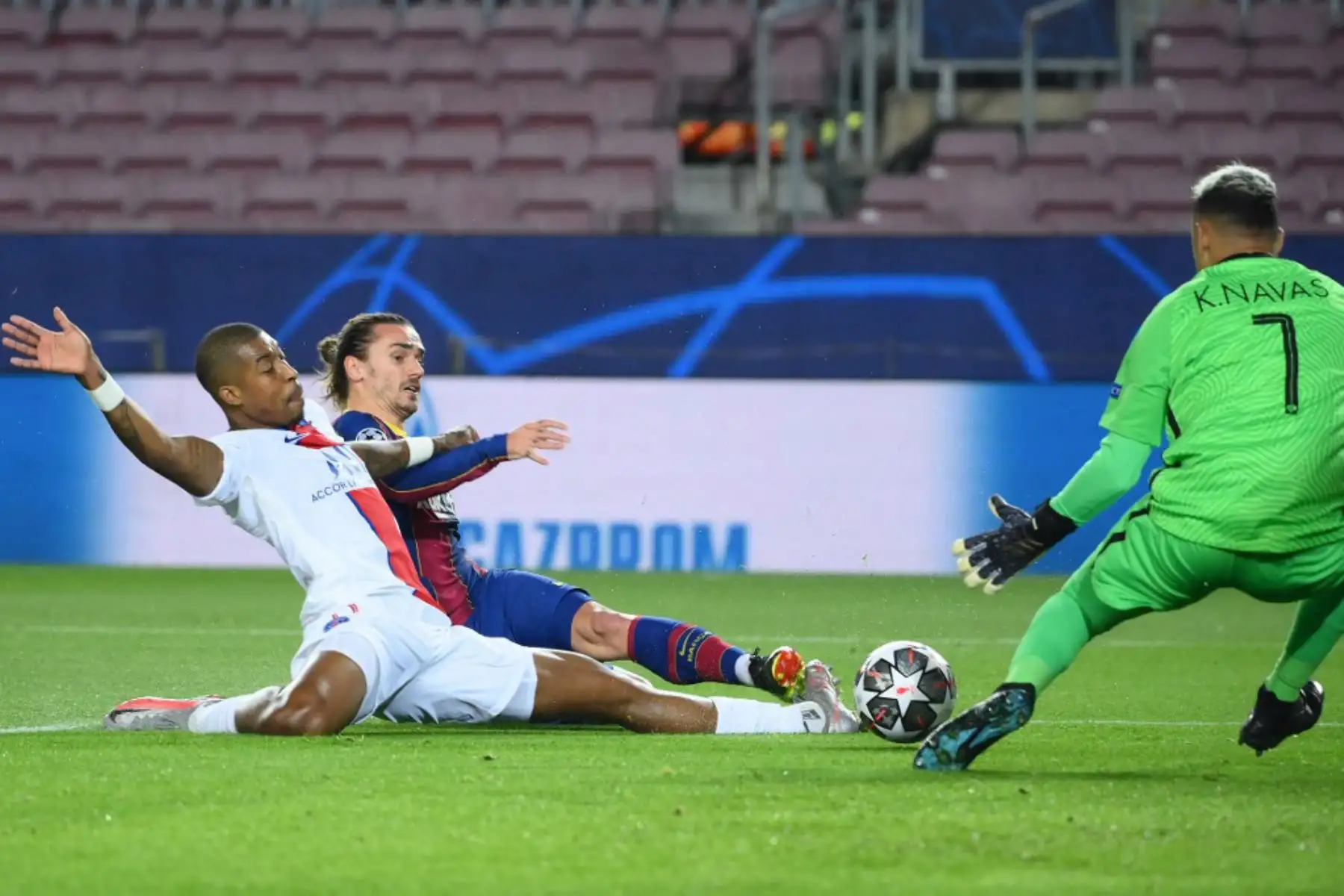 El centrocampista francés del Barcelona Antoine Griezmann (C) desafía al defensor francés del Paris Saint-Germain, Presnel Kimpembe, y al guardameta costarricense del Paris Saint-Germain, Keylor Navas (R), durante los octavos de final de la Liga de Campeones de la UEFA del primer partido de fútbol entre el FC Barcelona y el Paris Saint-Germain FC en el estadio Camp Nou de Barcelona

Foto: AFP