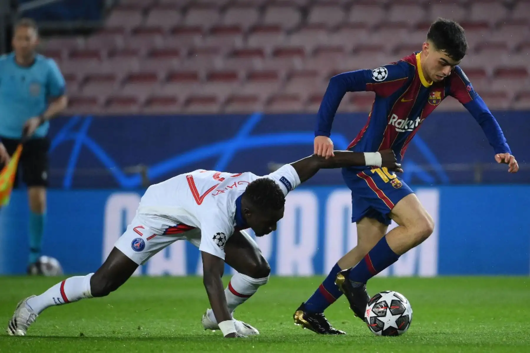 El centrocampista senegalés del Paris Saint-Germain Idrissa Gueye desafía al centrocampista español del Barcelona Pedri (R) durante la ronda de la Liga de Campeones de la UEFA el 16 de primer partido de fútbol entre el FC Barcelona y el Paris Saint-Germain FC en el estadio Camp Nou de Barcelona.

foto:AFP