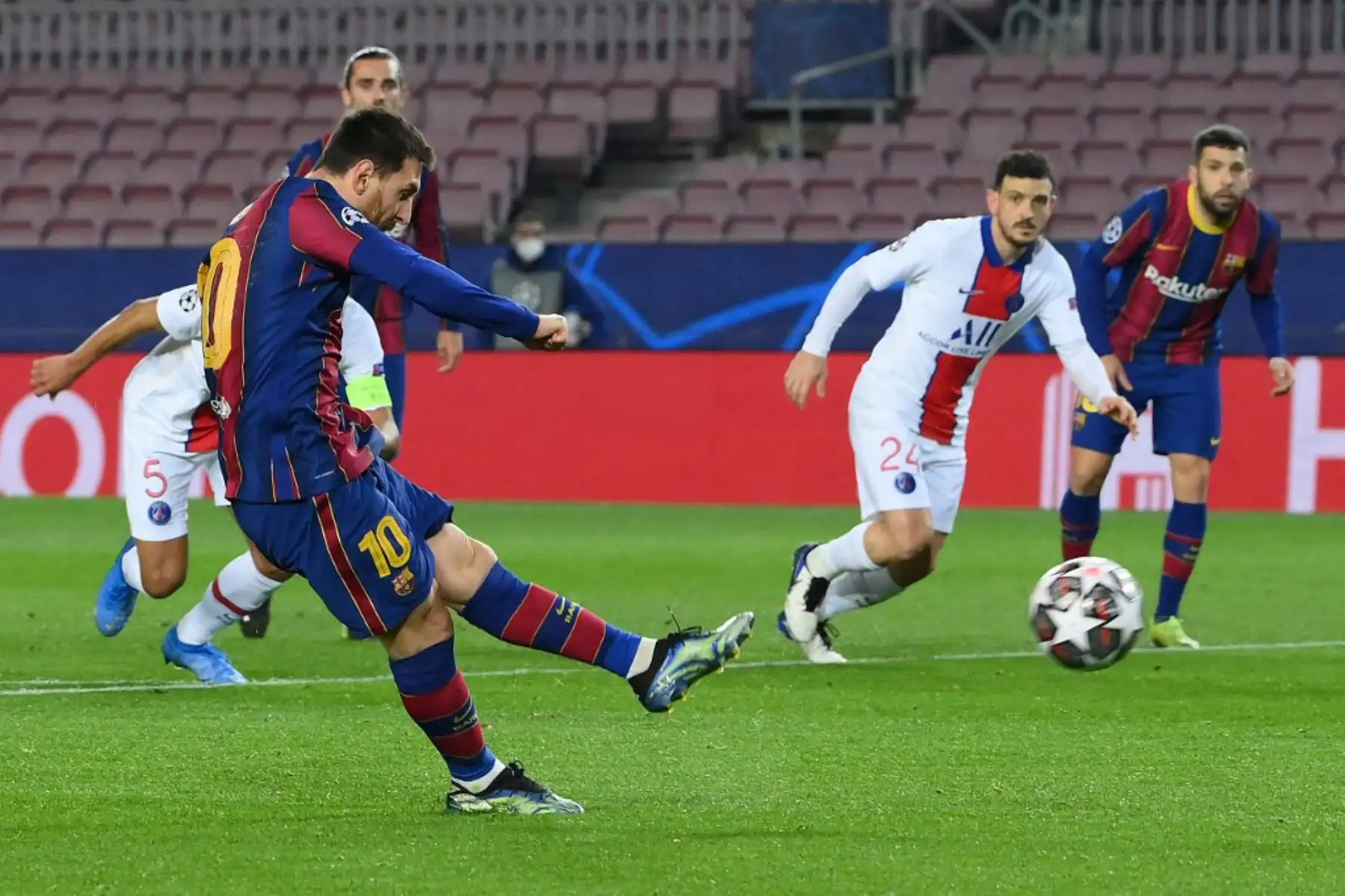 El delantero argentino del Barcelona Lionel Messi (L) anota un penalti durante los octavos de final de la Liga de Campeones de la UEFA del partido de ida entre el FC Barcelona y el Paris Saint-Germain FC en el estadio Camp Nou de Barcelona.

Foto:AFP