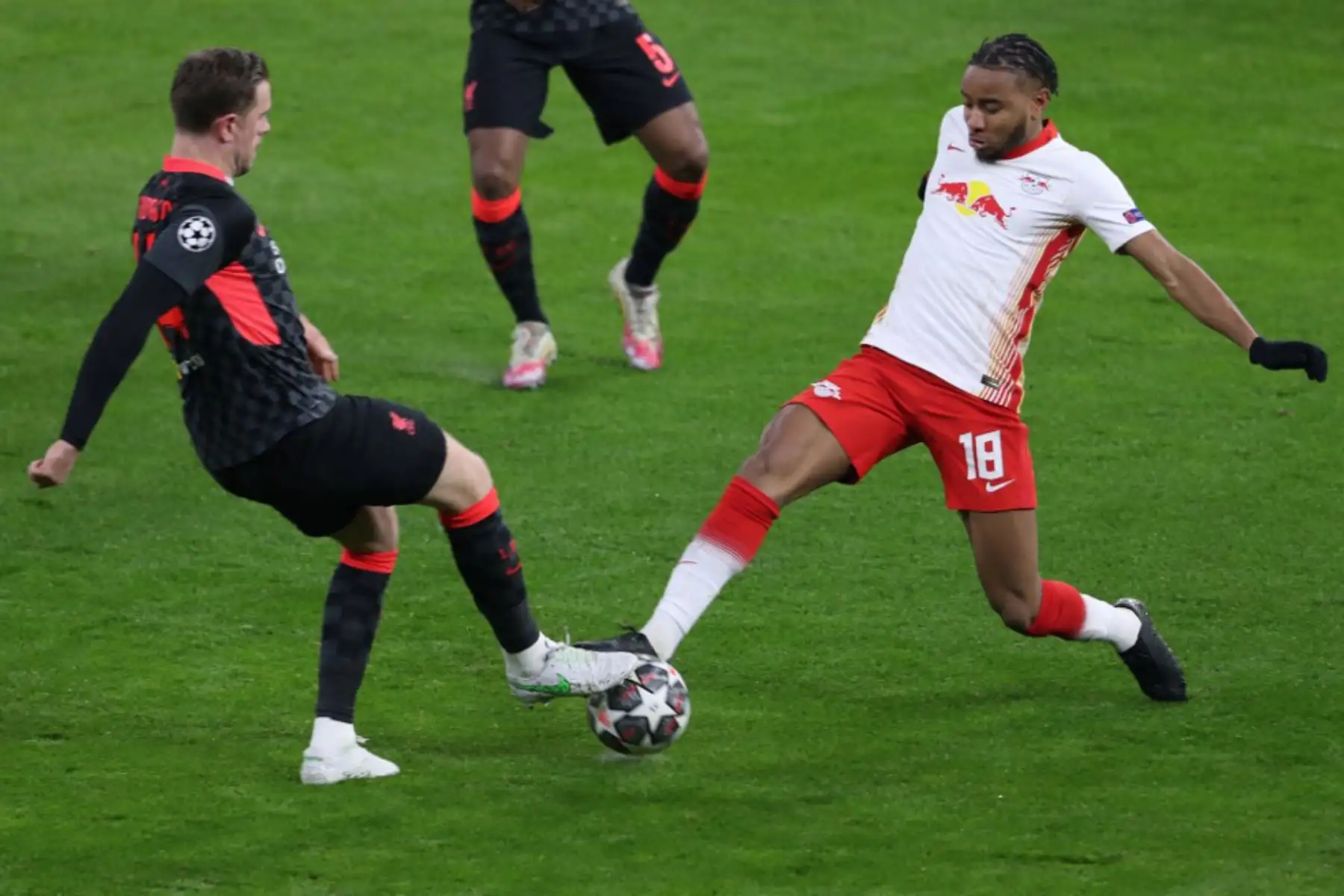 El mediocampista inglés del Liverpool, Jordan Henderson (L), y el mediocampista francés del Leipzig, Christopher Nkunku, disputan el balón durante el partido de ida de los octavos de final de la Liga de Campeones de la UEFA entre el RB Leipzig y el FC Liverpool en el Puskas Arena de Budapest.

Foto: AFP