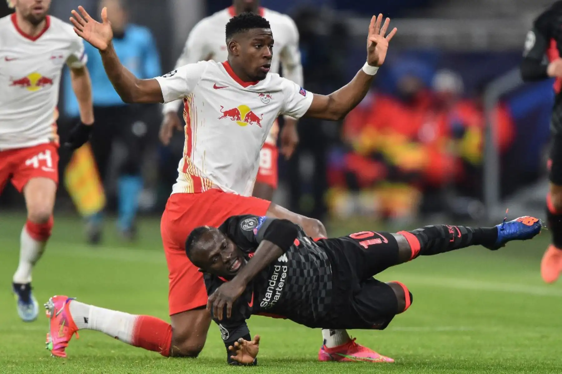 El delantero senegalés del Liverpool, Sadio Mane, recibe una falta del defensa francés del Leipzig, Nordi Mukiele, durante el partido de ida de los octavos de final de la Liga de Campeones de la UEFA entre el RB Leipzig y el FC Liverpool en el Puskas Arena de Budapest.

Foto: AFP