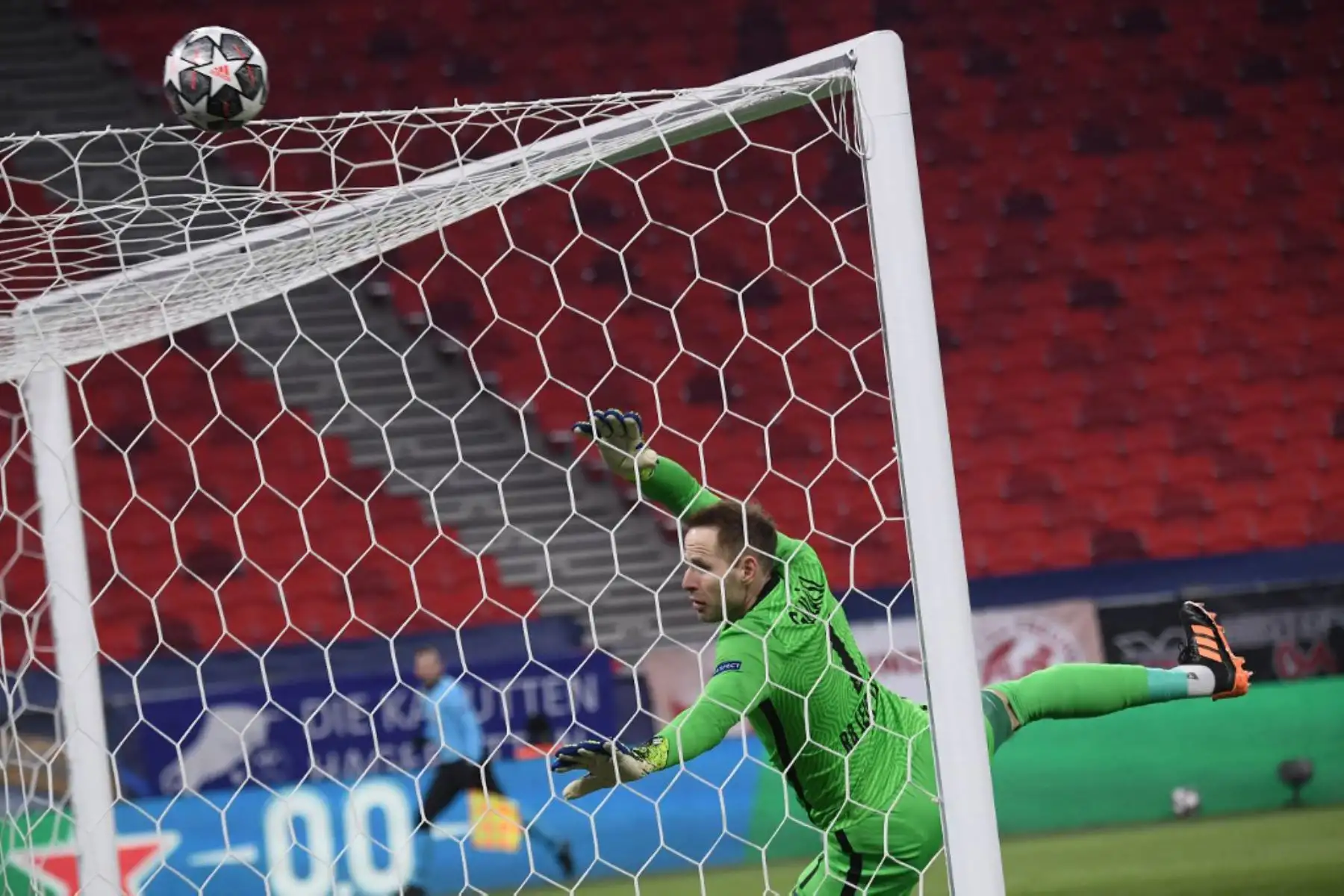 El portero húngaro de Leipzig Peter Gulacsi salta para un tiro lobled durante los octavos de final de la Liga de Campeones de la UEFA del partido de ida entre el RB Leipzig y el FC Liverpool en el Puskas Arena de Budapest.

Foto:AFP