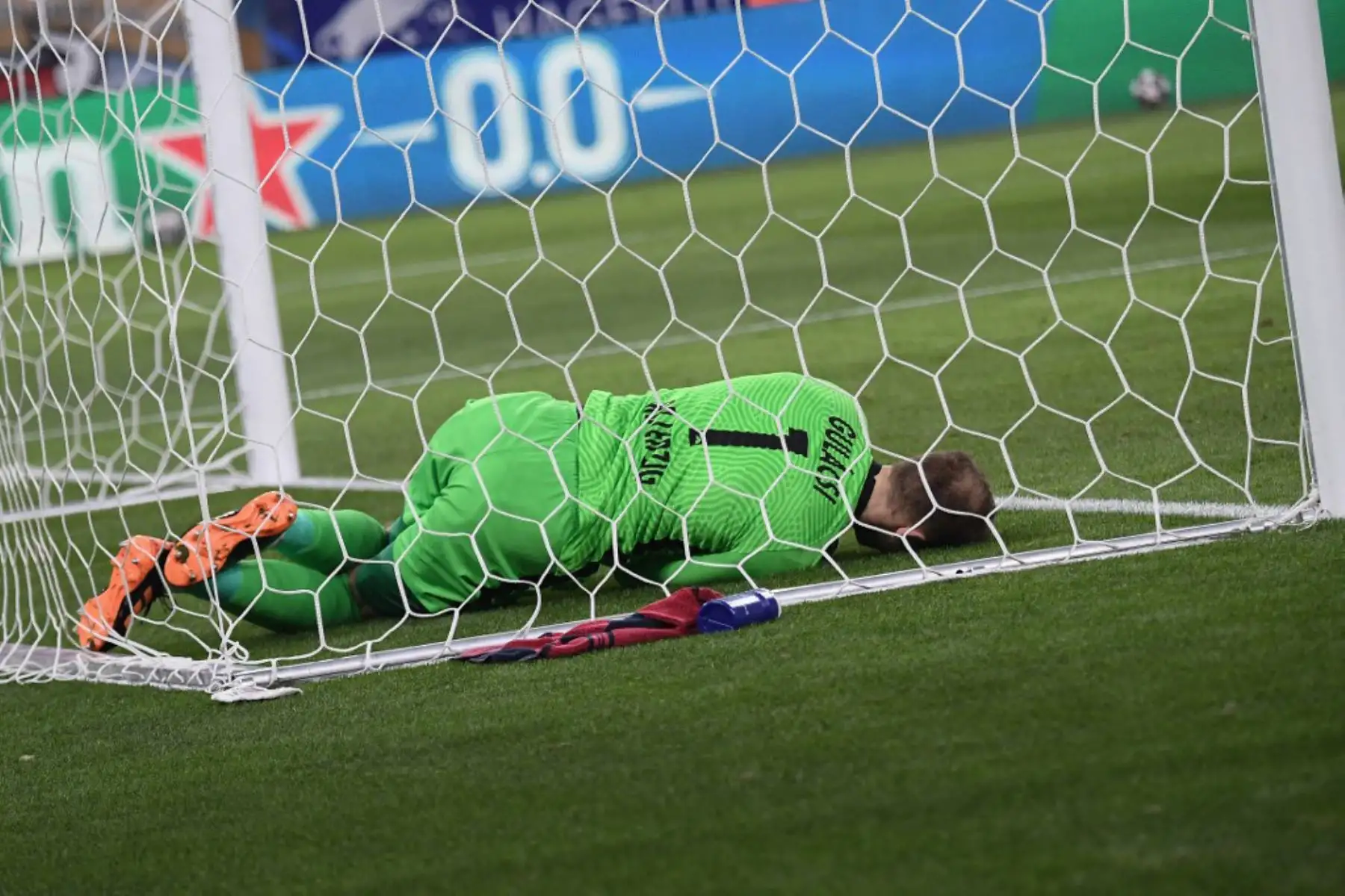 El portero húngaro de Leipzig, Peter Gulacsi, yace lesionado tras perseguir un disparo lobled durante el partido de ida de los octavos de final de la Liga de Campeones de la UEFA entre el RB Leipzig y el FC Liverpool en el Puskas Arena de Budapest.

Foto:AFP