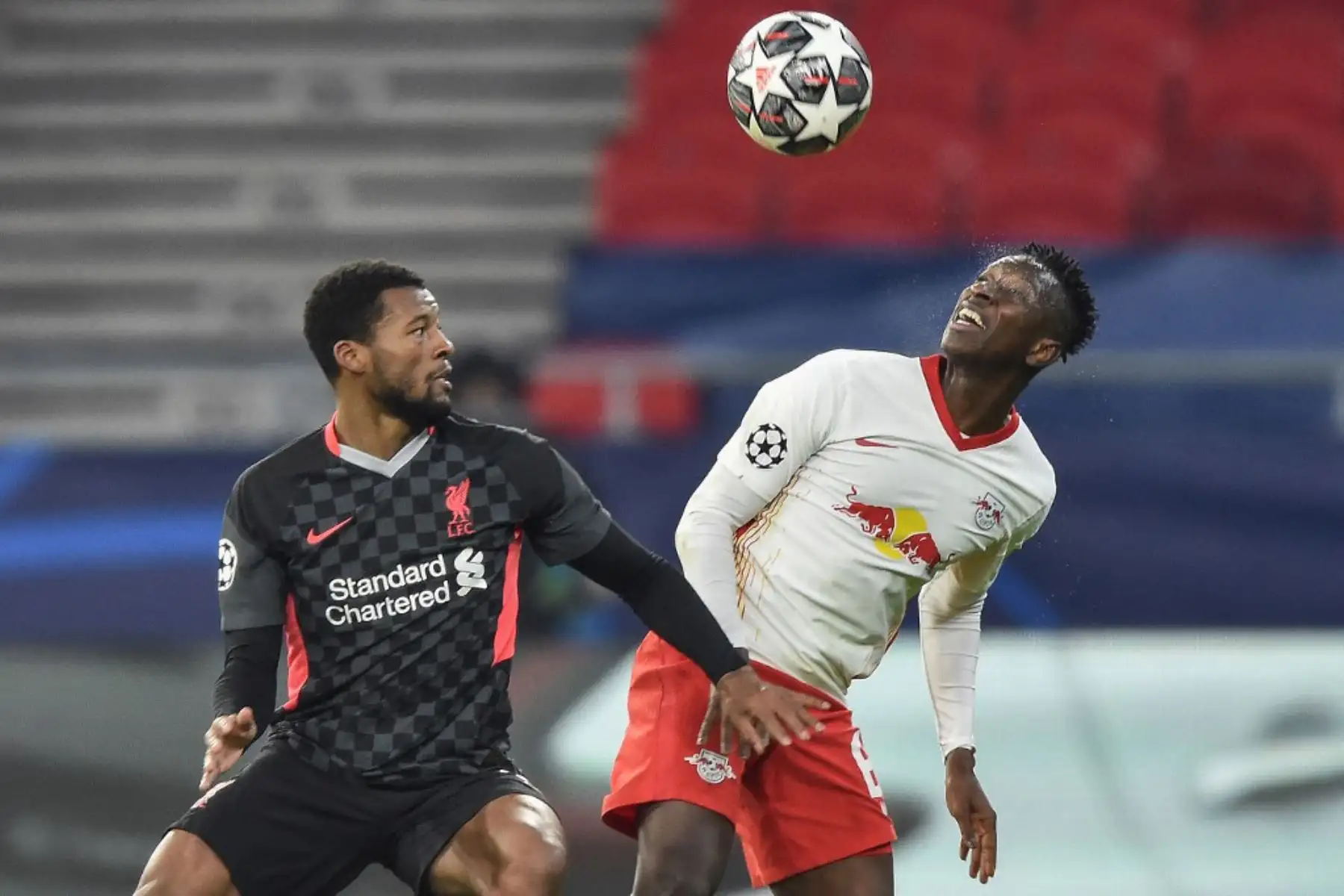 El centrocampista maliense del Leipzig Amadou Haidara (R) y el centrocampista holandés del Liverpool Georginio Wijnaldum disputan el balón durante los octavos de final de la Liga de Campeones de la UEFA del partido de ida de fútbol entre el RB Leipzig y el FC Liverpool en el Puskas Arena de Budapest.

Foto:AFP