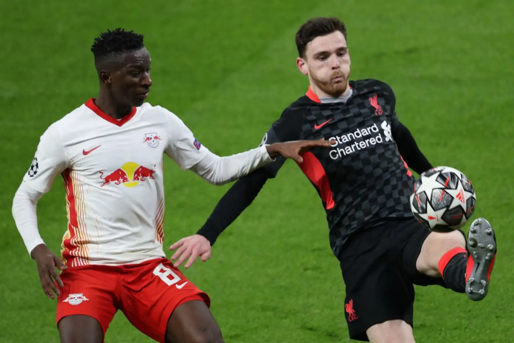 El centrocampista maliense del Leipzig Amadou Haidara (L) y el defensor escocés del Liverpool Andrew Robertson compiten por el balón durante el partido de ida de los octavos de final de la Liga de Campeones de la UEFA entre el RB Leipzig y el FC Liverpool en el Puskas Arena de Budapest.

Foto:AFP