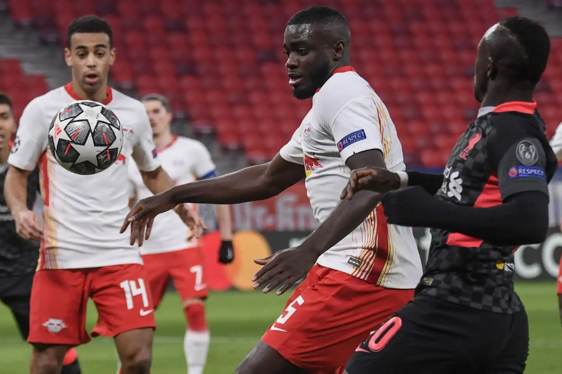 El defensor francés de Leipzig Dayot Upamecano (C) y el delantero senegalés del Liverpool Sadio Mane (R) compiten por el balón durante los octavos de final de la Liga de Campeones de la UEFA en el primer partido de fútbol entre RB Leipzig y FC Liverpool en el Puskas Arena de Budapest.

Foto:AFP