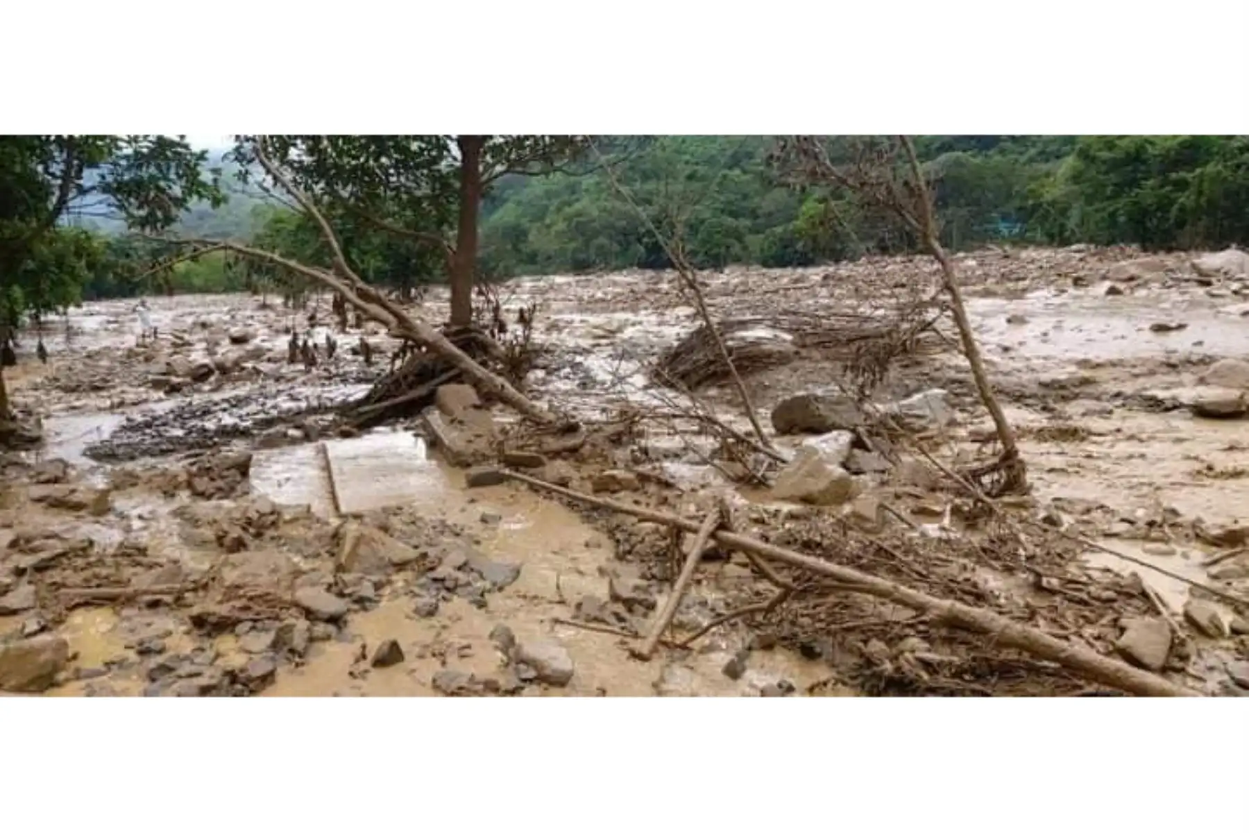 El huaico que originó el incremento del caudal del riachuelo Chaupimayo B, en la ciudad de Quillabamba, distrito de Santa Ana, provincia cusqueña de La Convención, debido a las constantes lluvias dejó una mujer fallecida, 7 personas desaparecidas, 12 viviendas destruidas y otras 10 afectadas, así como daños en un colegio y deterioros en carreteras y hectáreas de cultivos. Foto: ANDINA/Difusión El huaico que originó el incremento del caudal del riachuelo Chaupimayo B, en la ciudad de Quillabamba, distrito de Santa Ana, provincia cusqueña de La Convención, debido a las constantes lluvias dejó una mujer fallecida, 7 personas desaparecidas, 12 viviendas destruidas y otras 10 afectadas, así como daños en un colegio y deterioros en carreteras y hectáreas de cultivos. Foto: ANDINA/Difusión