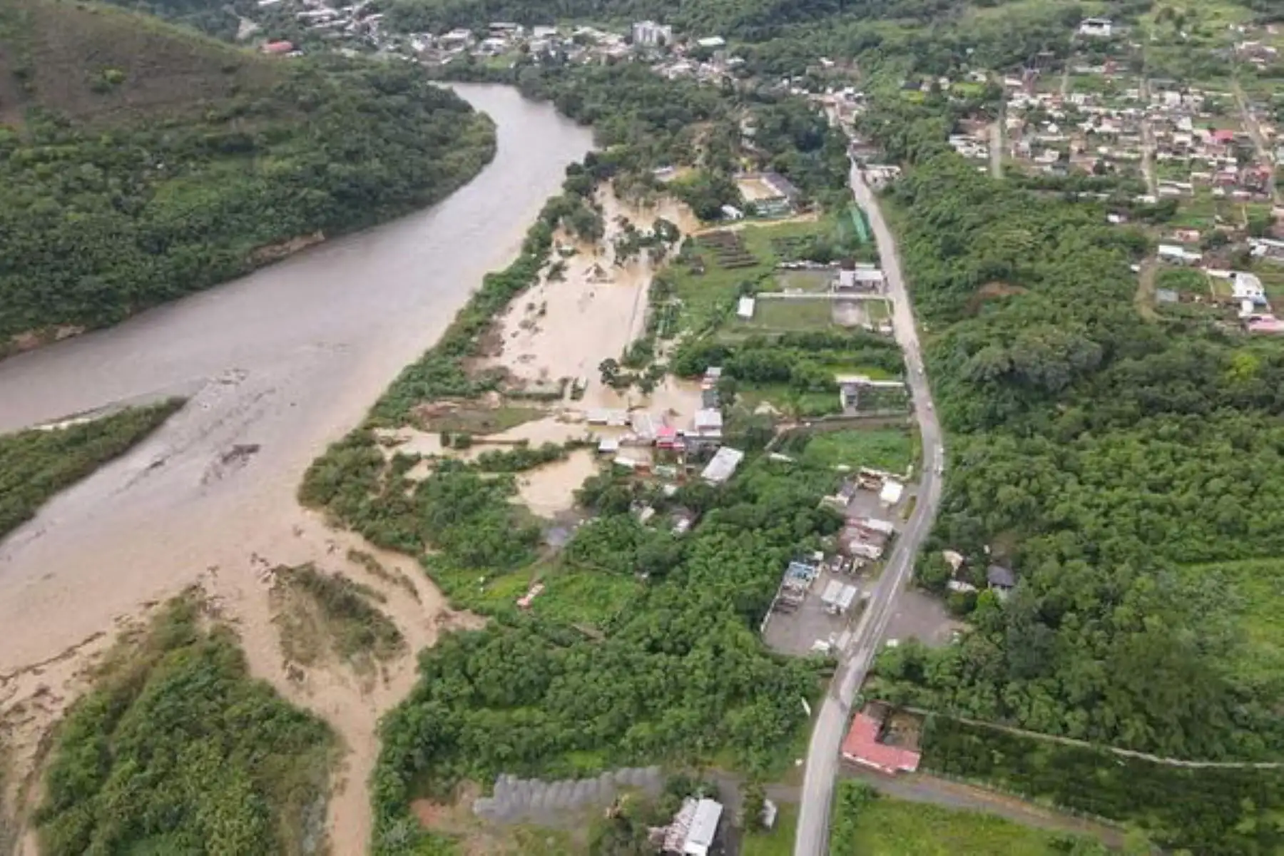 El huaico que originó el incremento del caudal del riachuelo Chaupimayo B, en la ciudad de Quillabamba, distrito de Santa Ana, provincia cusqueña de La Convención, debido a las constantes lluvias dejó una mujer fallecida, 7 personas desaparecidas, 12 viviendas destruidas y otras 10 afectadas, así como daños en un colegio y deterioros en carreteras y hectáreas de cultivos. Foto: ANDINA/Difusión El huaico que originó el incremento del caudal del riachuelo Chaupimayo B, en la ciudad de Quillabamba, distrito de Santa Ana, provincia cusqueña de La Convención, debido a las constantes lluvias dejó una mujer fallecida, 7 personas desaparecidas, 12 viviendas destruidas y otras 10 afectadas, así como daños en un colegio y deterioros en carreteras y hectáreas de cultivos. Foto: ANDINA/Difusión
