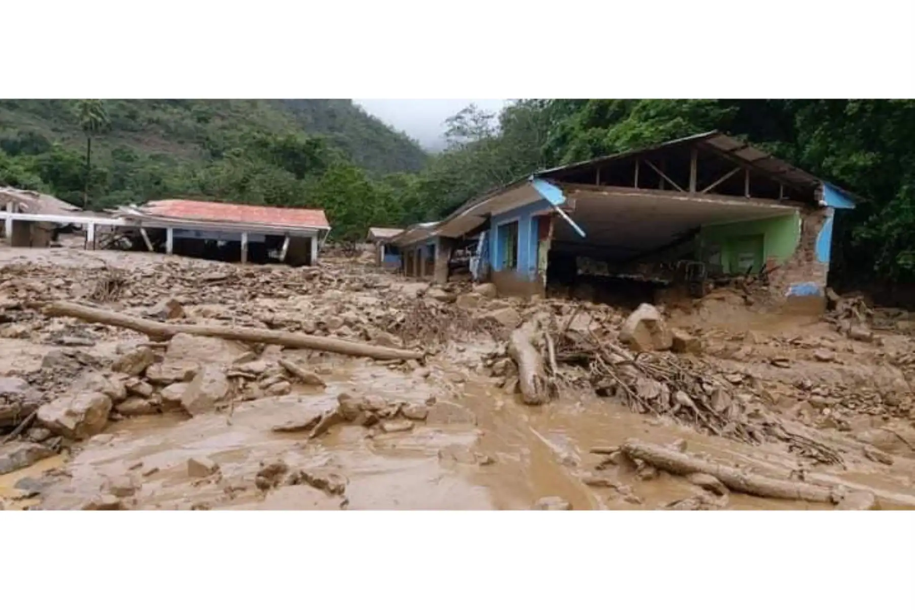 El huaico que originó el incremento del caudal del riachuelo Chaupimayo B, en la ciudad de Quillabamba, distrito de Santa Ana, provincia cusqueña de La Convención, debido a las constantes lluvias dejó una mujer fallecida, 7 personas desaparecidas, 12 viviendas destruidas y otras 10 afectadas, así como daños en un colegio y deterioros en carreteras y hectáreas de cultivos. Foto: ANDINA/Difusión El huaico que originó el incremento del caudal del riachuelo Chaupimayo B, en la ciudad de Quillabamba, distrito de Santa Ana, provincia cusqueña de La Convención, debido a las constantes lluvias dejó una mujer fallecida, 7 personas desaparecidas, 12 viviendas destruidas y otras 10 afectadas, así como daños en un colegio y deterioros en carreteras y hectáreas de cultivos. Foto: ANDINA/Difusión