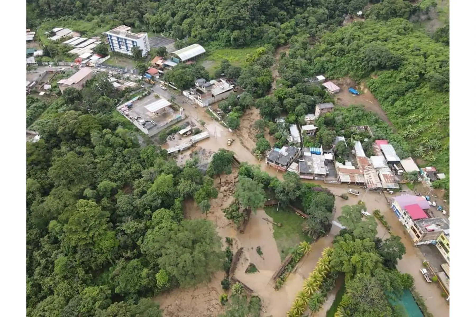 El huaico que originó el incremento del caudal del riachuelo Chaupimayo B, en la ciudad de Quillabamba, distrito de Santa Ana, provincia cusqueña de La Convención, debido a las constantes lluvias dejó una mujer fallecida, 7 personas desaparecidas, 12 viviendas destruidas y otras 10 afectadas, así como daños en un colegio y deterioros en carreteras y hectáreas de cultivos. Foto: ANDINA/Difusión El huaico que originó el incremento del caudal del riachuelo Chaupimayo B, en la ciudad de Quillabamba, distrito de Santa Ana, provincia cusqueña de La Convención, debido a las constantes lluvias dejó una mujer fallecida, 7 personas desaparecidas, 12 viviendas destruidas y otras 10 afectadas, así como daños en un colegio y deterioros en carreteras y hectáreas de cultivos. Foto: ANDINA/Difusión