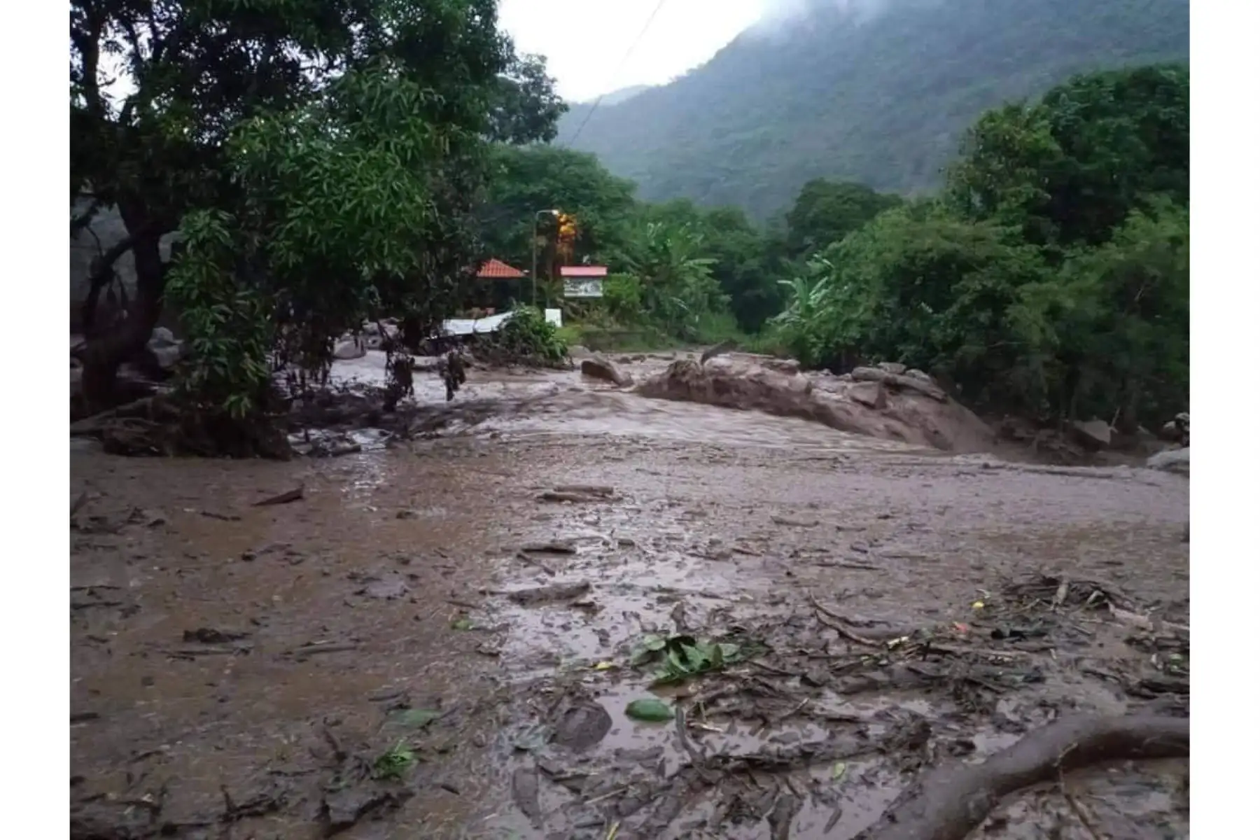 El huaico que originó el incremento del caudal del riachuelo Chaupimayo B, en la ciudad de Quillabamba, distrito de Santa Ana, provincia cusqueña de La Convención, debido a las constantes lluvias dejó una mujer fallecida, 7 personas desaparecidas, 12 viviendas destruidas y otras 10 afectadas, así como daños en un colegio y deterioros en carreteras y hectáreas de cultivos. Foto: ANDINA/Difusión El huaico que originó el incremento del caudal del riachuelo Chaupimayo B, en la ciudad de Quillabamba, distrito de Santa Ana, provincia cusqueña de La Convención, debido a las constantes lluvias dejó una mujer fallecida, 7 personas desaparecidas, 12 viviendas destruidas y otras 10 afectadas, así como daños en un colegio y deterioros en carreteras y hectáreas de cultivos. Foto: ANDINA/Difusión