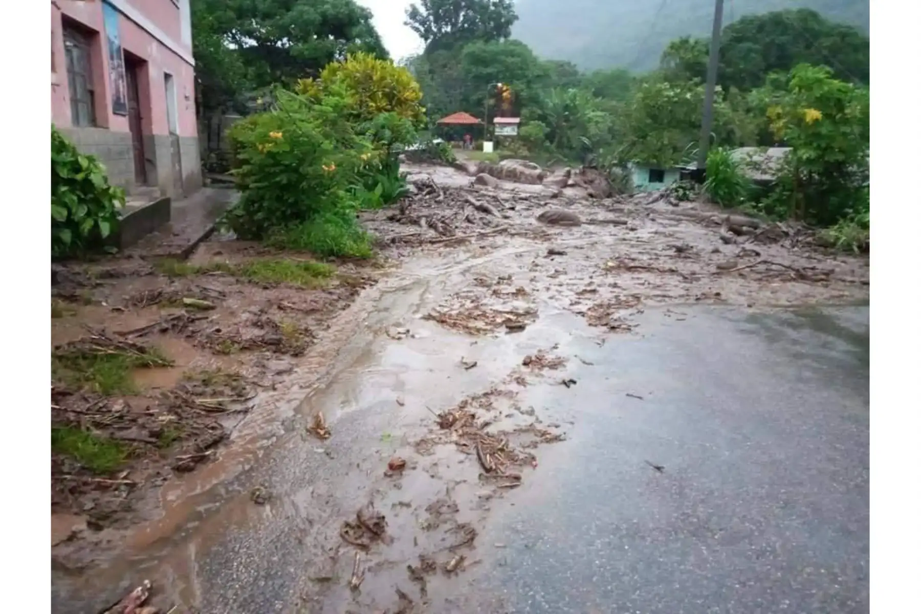 El huaico que originó el incremento del caudal del riachuelo Chaupimayo B, en la ciudad de Quillabamba, distrito de Santa Ana, provincia cusqueña de La Convención, debido a las constantes lluvias dejó una mujer fallecida, 7 personas desaparecidas, 12 viviendas destruidas y otras 10 afectadas, así como daños en un colegio y deterioros en carreteras y hectáreas de cultivos. Foto: ANDINA/Difusión El huaico que originó el incremento del caudal del riachuelo Chaupimayo B, en la ciudad de Quillabamba, distrito de Santa Ana, provincia cusqueña de La Convención, debido a las constantes lluvias dejó una mujer fallecida, 7 personas desaparecidas, 12 viviendas destruidas y otras 10 afectadas, así como daños en un colegio y deterioros en carreteras y hectáreas de cultivos. Foto: ANDINA/Difusión